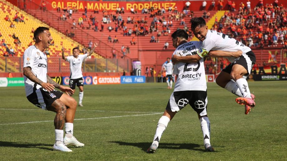 Charles Aránguiz celebra el gol del empate 2-2 ante Lanús por la semifinal de ida de la Copa Sudamericana en el Estadio Nacional.