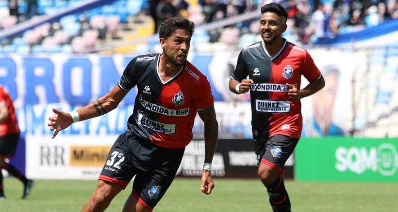 Charles Aránguiz celebra el gol del empate 2-2 ante Lanús por la semifinal de ida de la Copa Sudamericana en el Estadio Nacional.