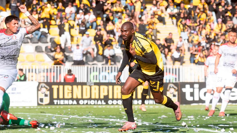 Charles Aránguiz celebra el gol del empate 2-2 ante Lanús por la semifinal de ida de la Copa Sudamericana en el Estadio Nacional.