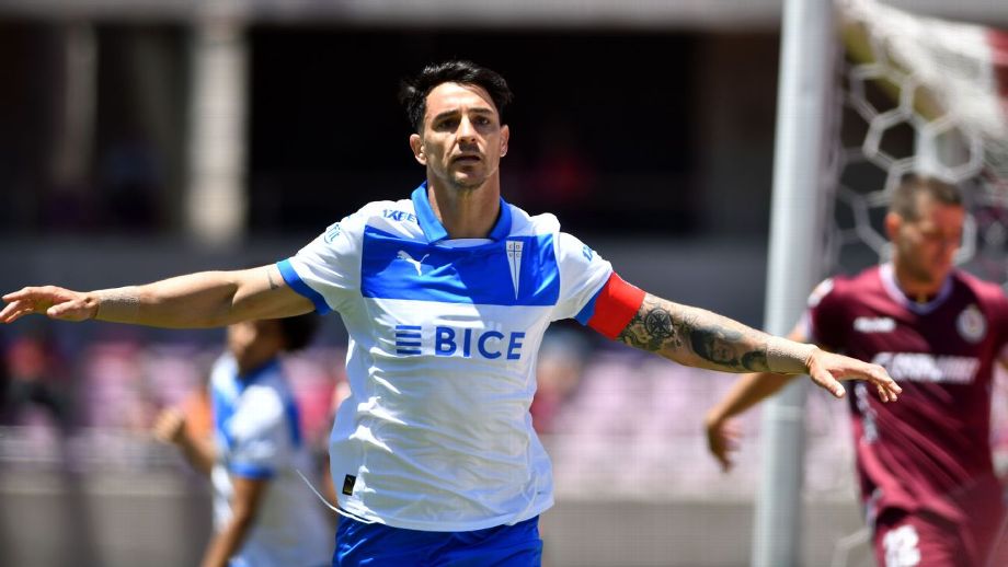 Charles Aránguiz celebra el gol del empate 2-2 ante Lanús por la semifinal de ida de la Copa Sudamericana en el Estadio Nacional.