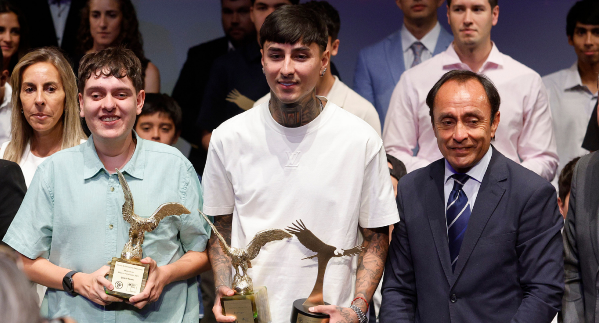 Erick Pulgar recibe el premio “Mejor de los Mejores” 2025 del Círculo de Periodistas Deportivos