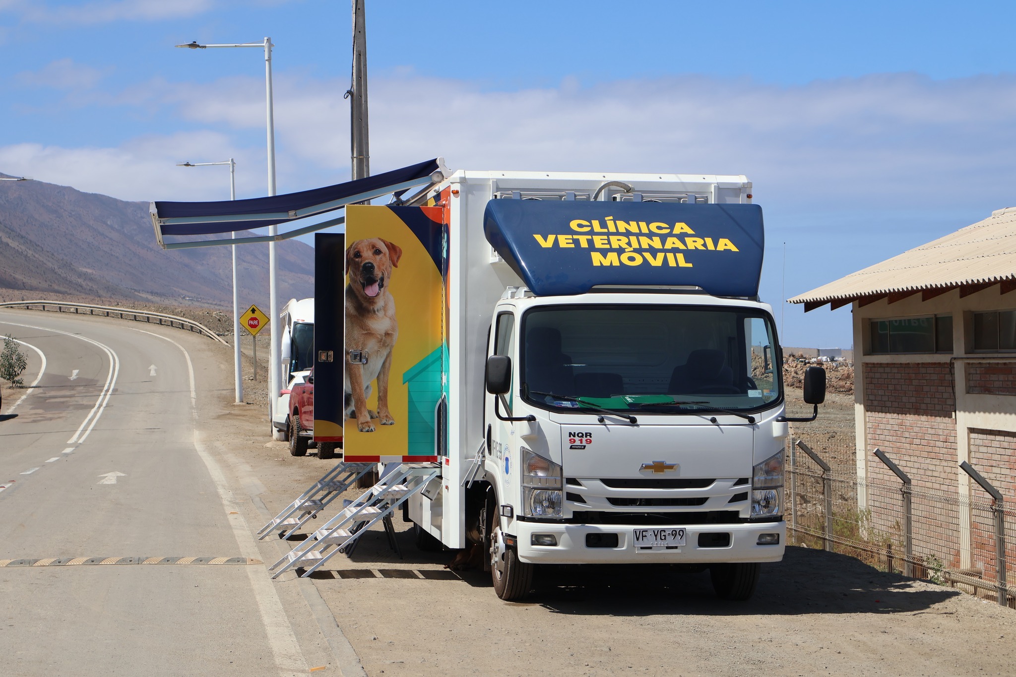 Vehículo de la Clínica Veterinaria Móvil Municipal estacionado en sector costero de Paposo, equipado para atención primaria de mascotas y registro de microchip.