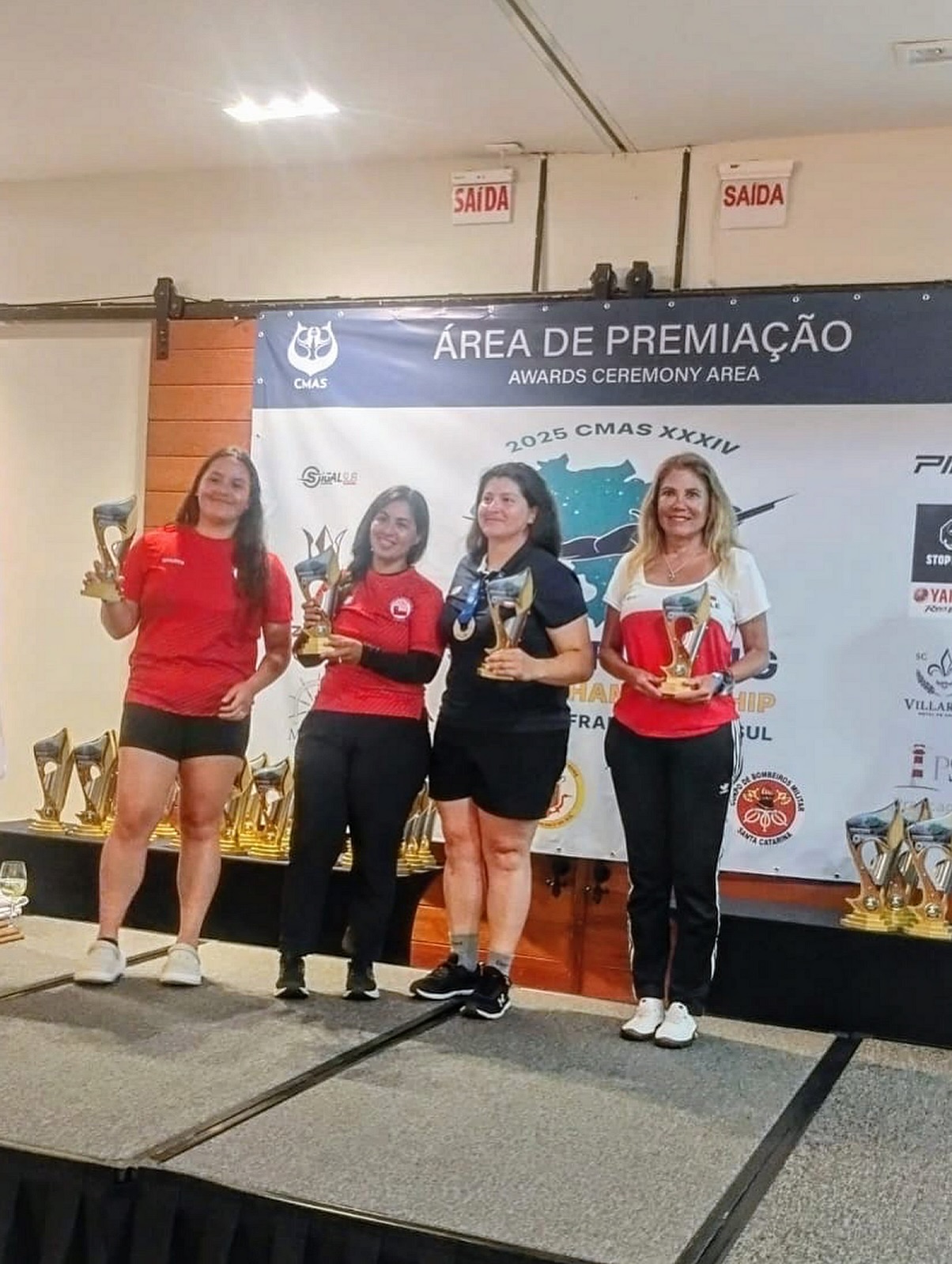 Selección femenina de Chile recibiendo trofeos en el Mundial CMAS 2025 en Brasil