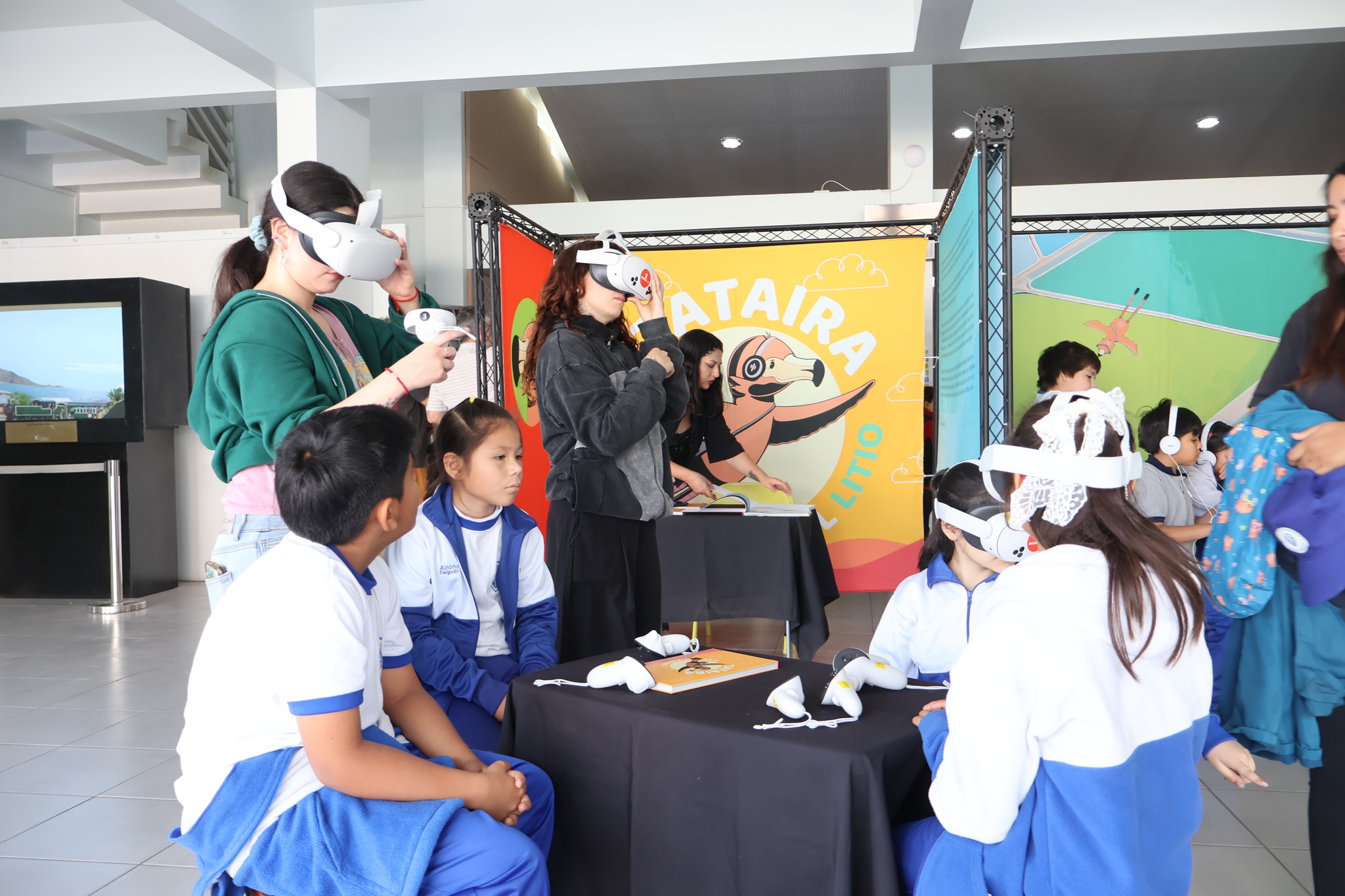 Niños y niñas participando en actividades de realidad virtual y lectura del proyecto Tataira sobre la cadena de valor del litio.