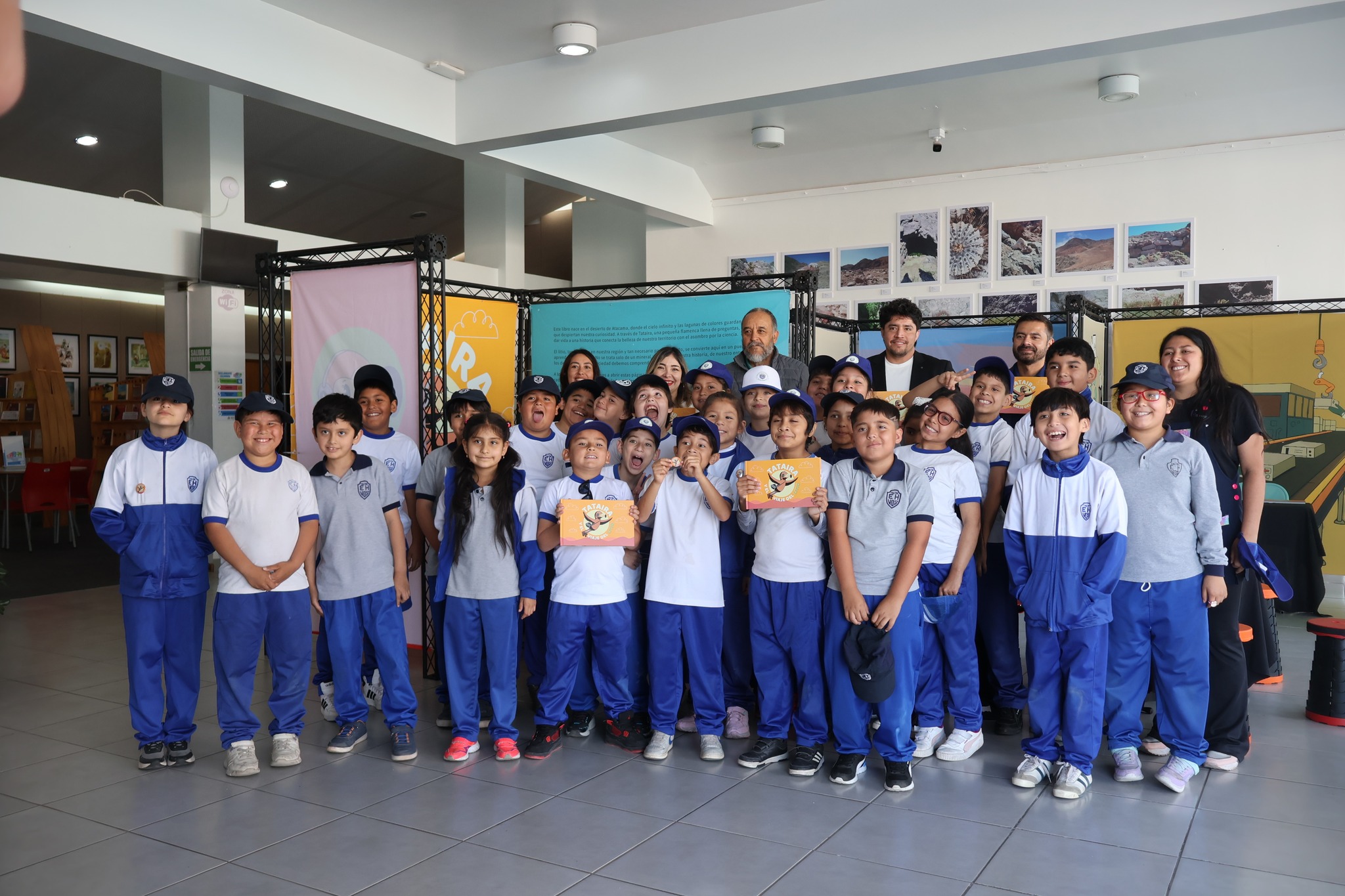 Grupo completo de estudiantes y docentes posando junto al equipo del proyecto Tataira en el Centro Cultural de Taltal.