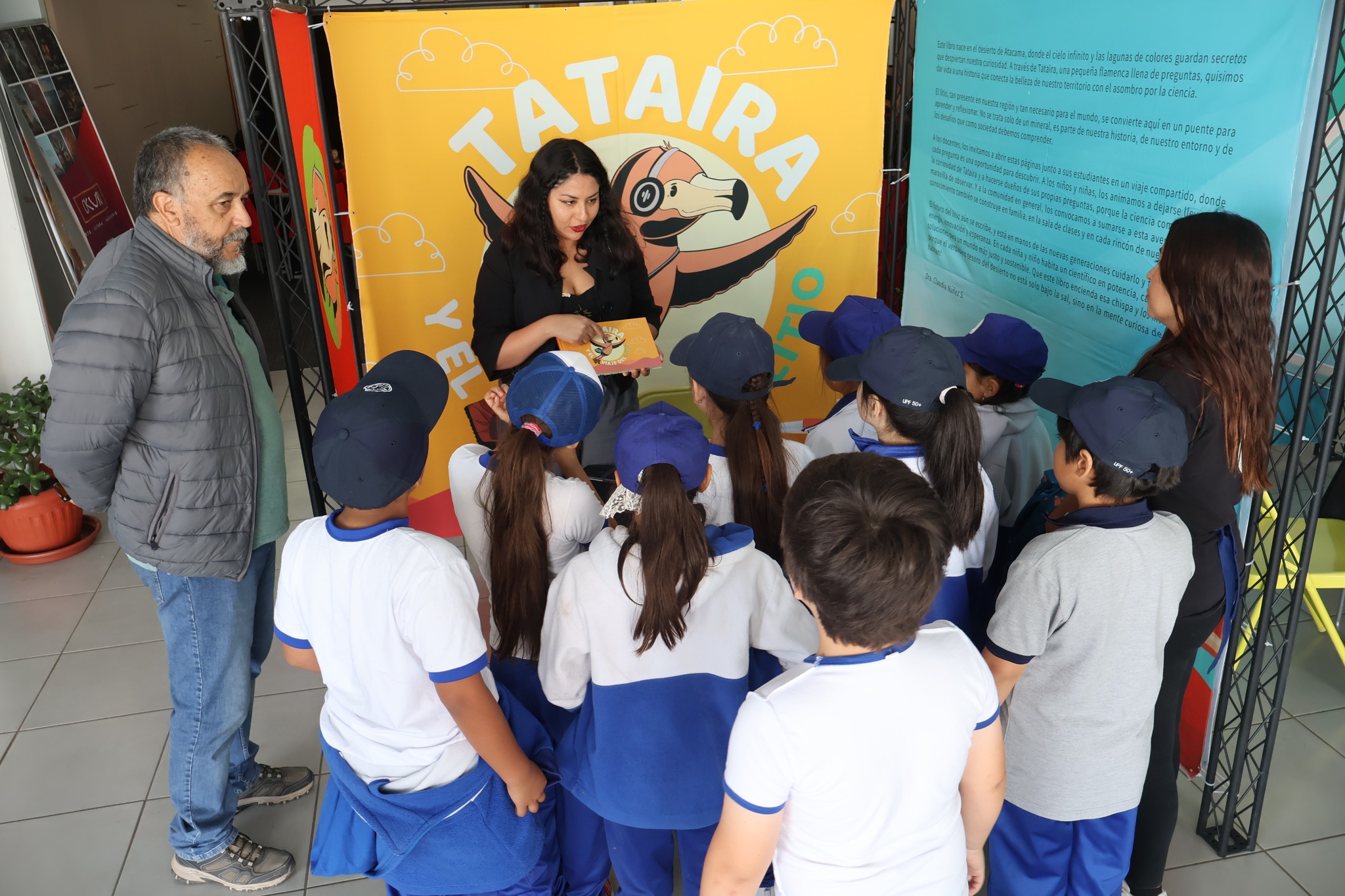 Facilitadora del proyecto Tataira muestra el libro ilustrado a un curso de estudiantes durante la actividad educativa en Taltal.