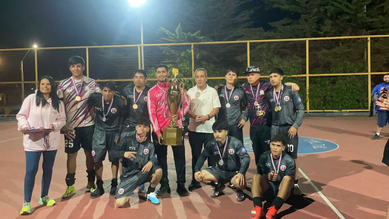 Premiación del Torneo Supermercado San Pablo 2025 en Taltal, con equipos masculinos y femeninos celebrando junto a autoridades locales.