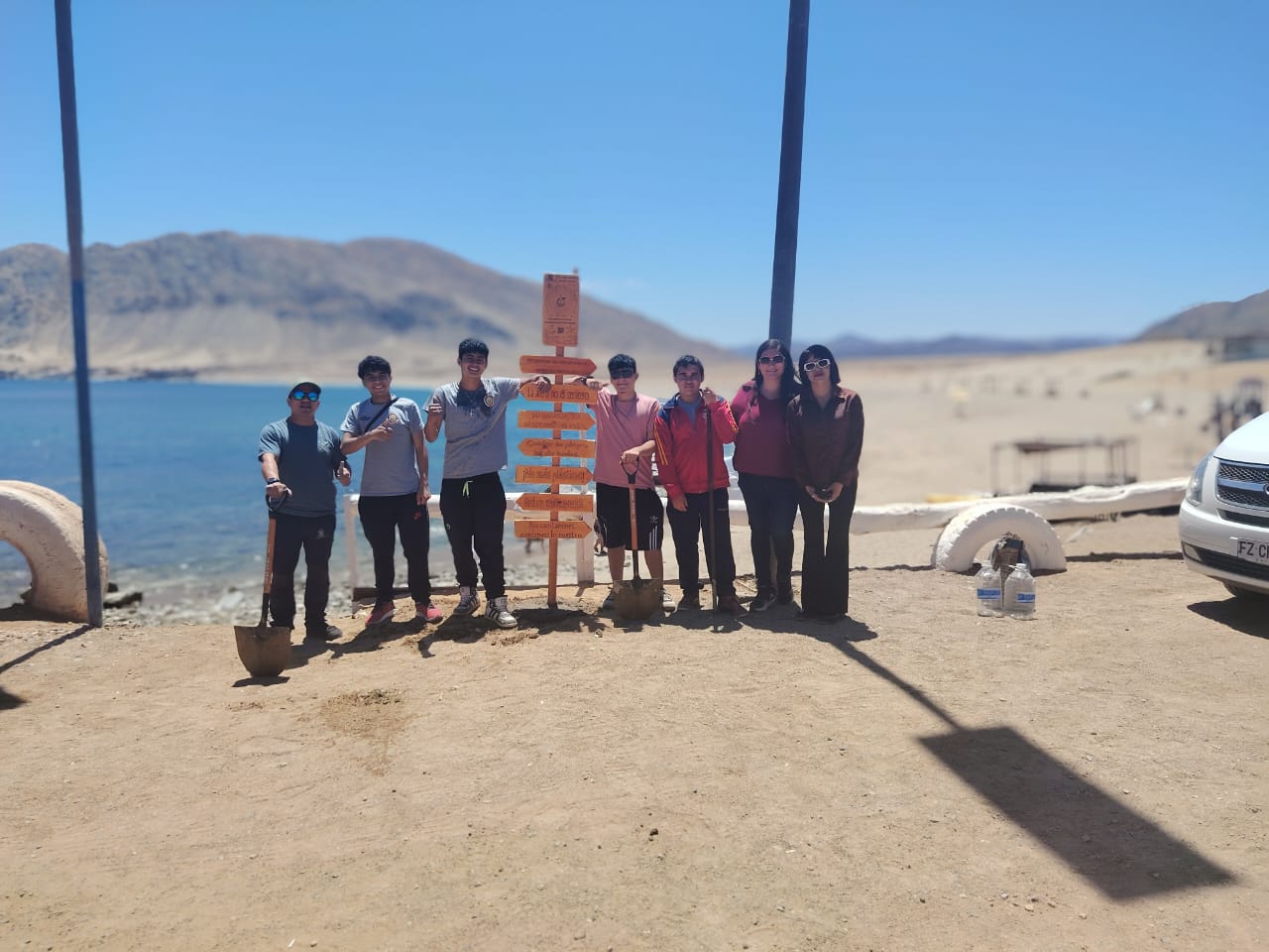Estudiantes del Liceo Politécnico de Taltal instalan letrero de turismo sustentable en Playa Cifuncho.
