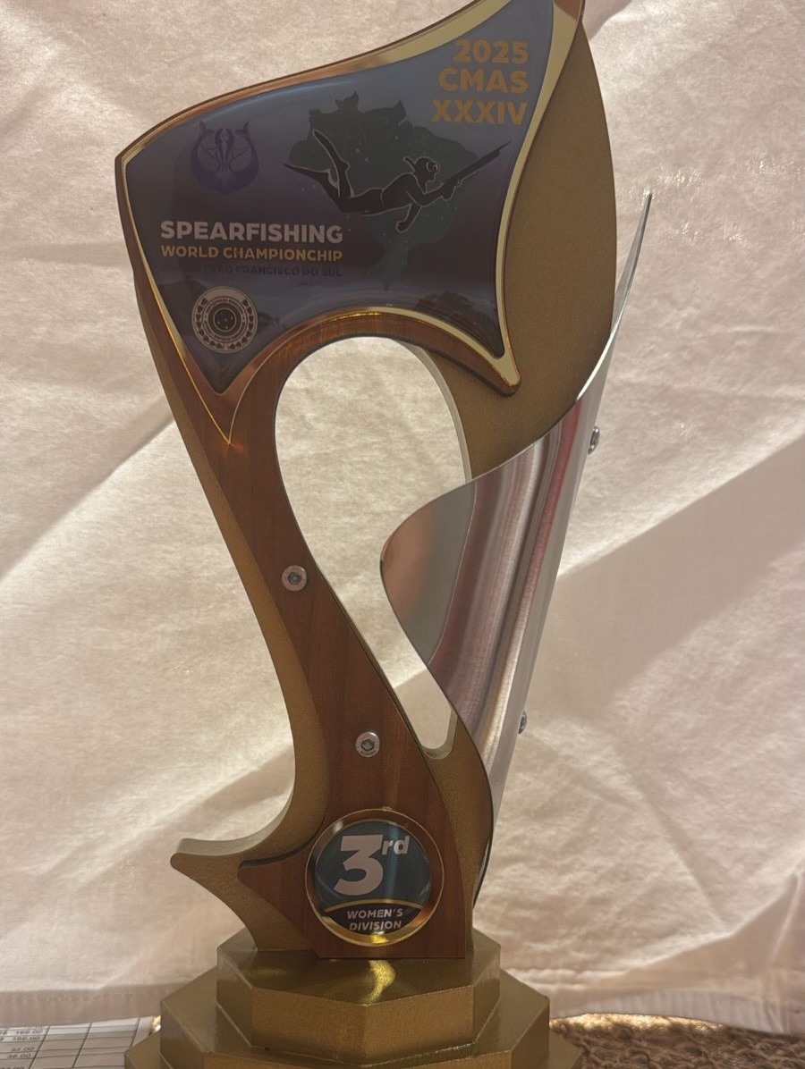 Trofeo del tercer lugar por naciones obtenido por la Selección Chilena femenina en el Mundial CMAS 2025