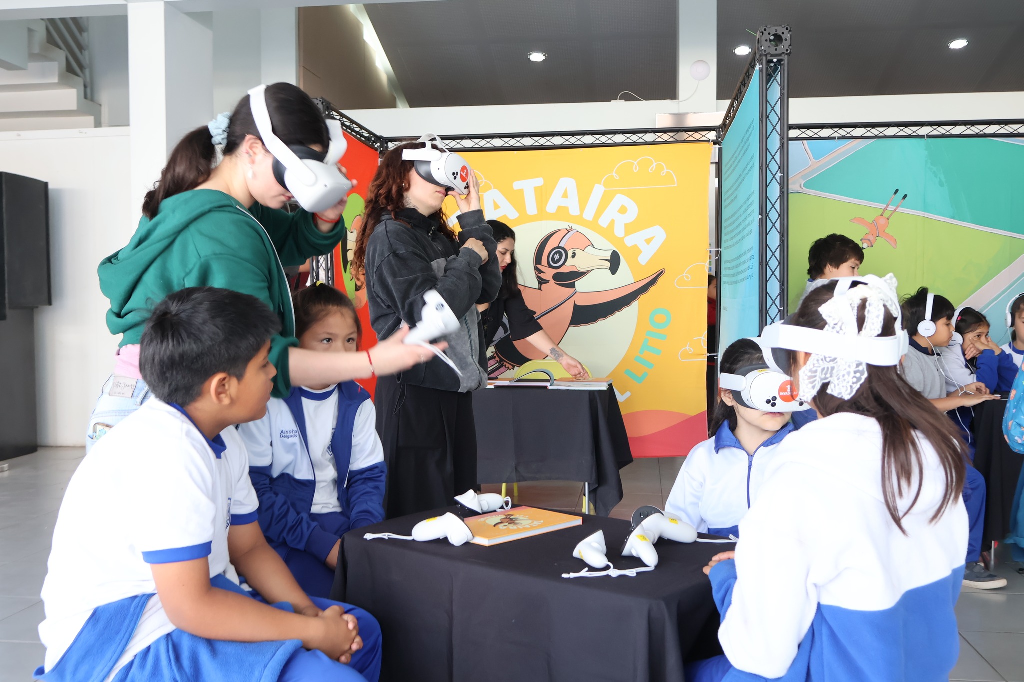 Monitora guía a estudiantes que utilizan visores de realidad virtual del proyecto Tataira sobre el litio.