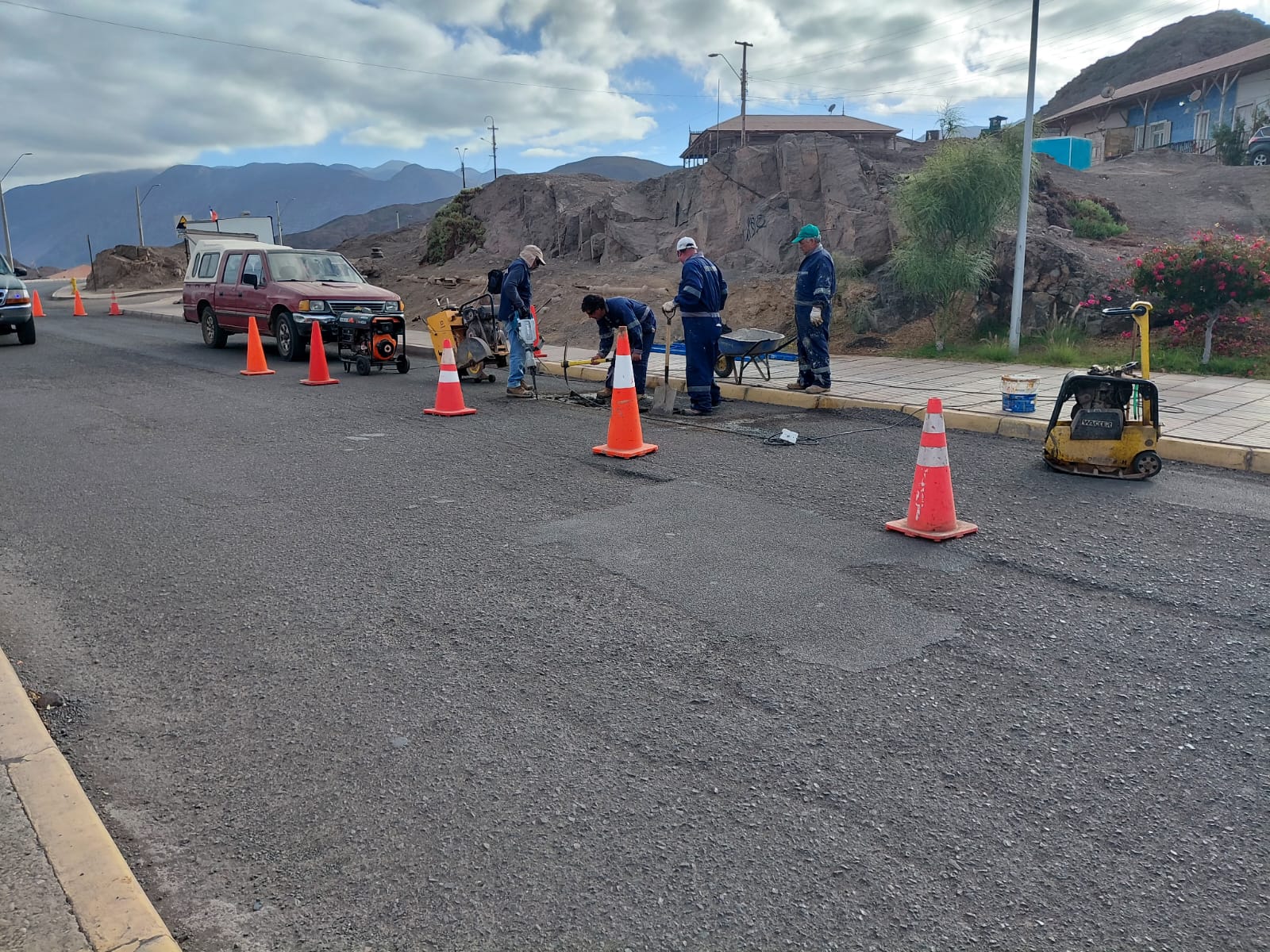 Cuadrillas municipales realizando trabajos de tapado de baches en calles de Taltal.
