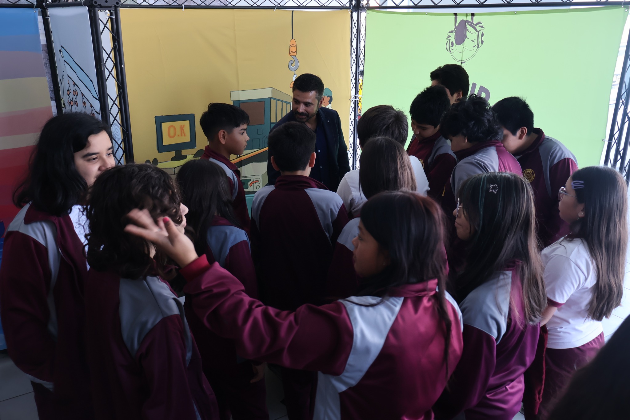 Estudiantes de segundo ciclo recorren los módulos educativos del proyecto Tataira en el Centro Cultural.