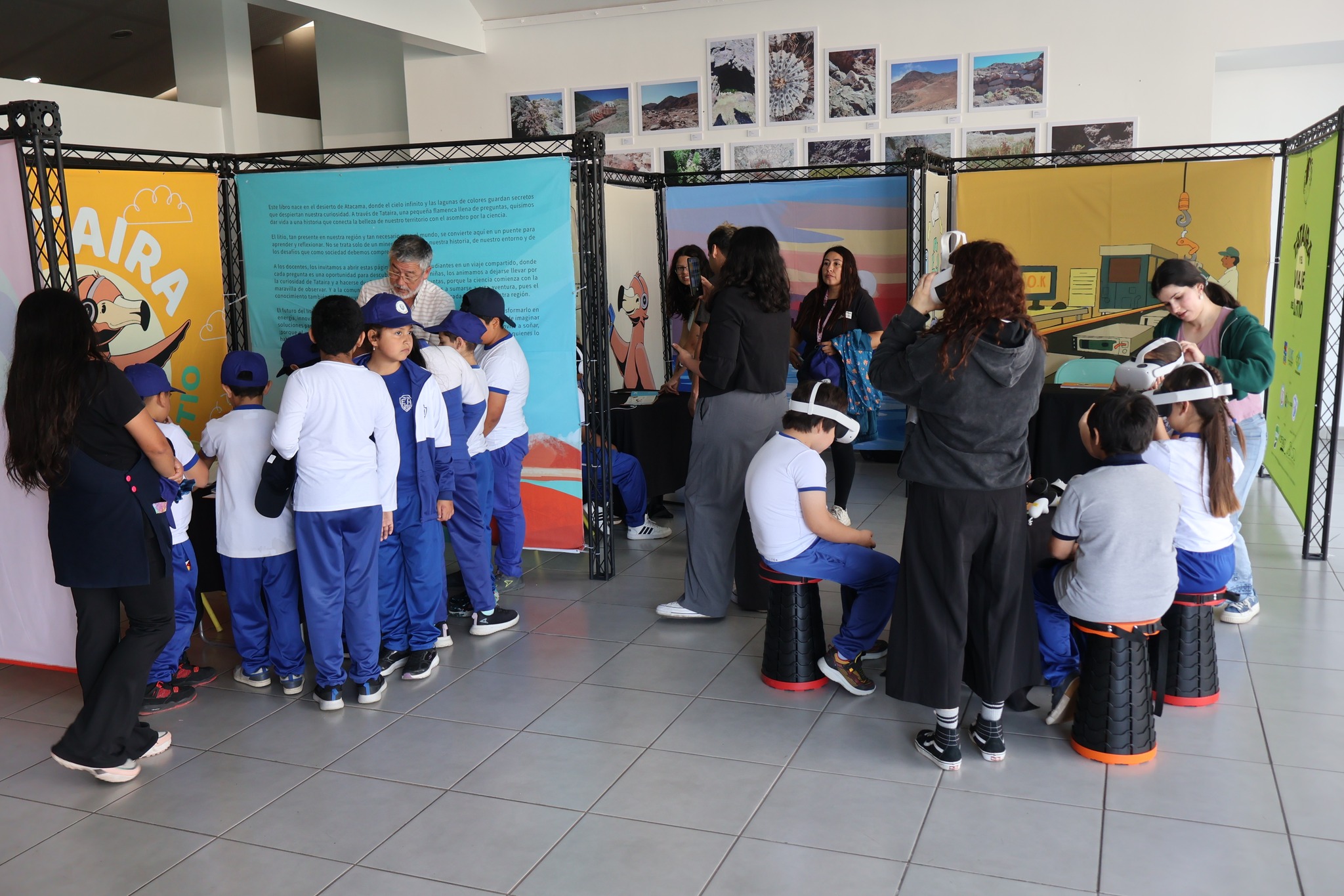 Estudiantes de Taltal participando del lanzamiento del Pack Educativo Interactivo sobre la cadena de valor del litio en el Centro Cultural.