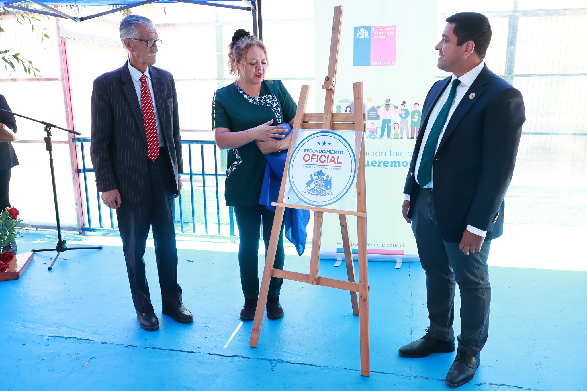 Directora del Jardín Coralito junto al alcalde Mario Acuña durante la develación de la placa de Reconocimiento Oficial del Estado.