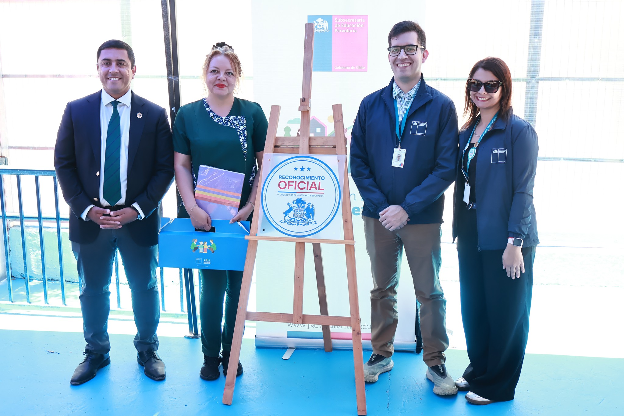Autoridades de Educación y equipo del Jardín Coralito posan junto al sello de Reconocimiento Oficial del Estado en Taltal.