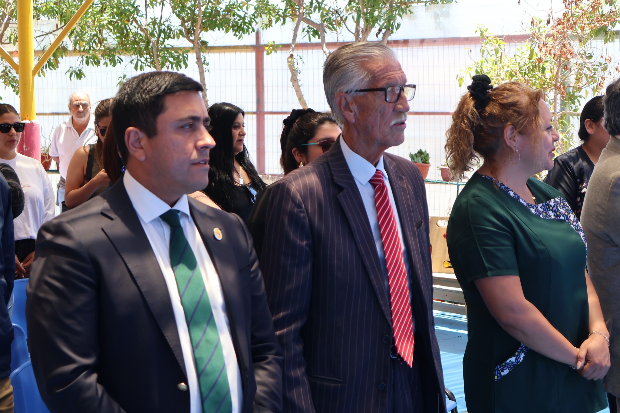 Autoridades locales y regionales durante la interpretación del Himno Nacional en la ceremonia del Jardín Coralito.