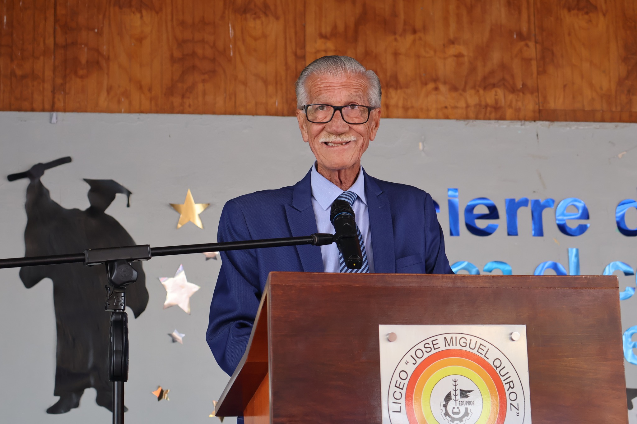 Alcalde de Taltal Mario Acuña Villalobos entrega emotivo mensaje durante la despedida del edificio histórico del liceo.