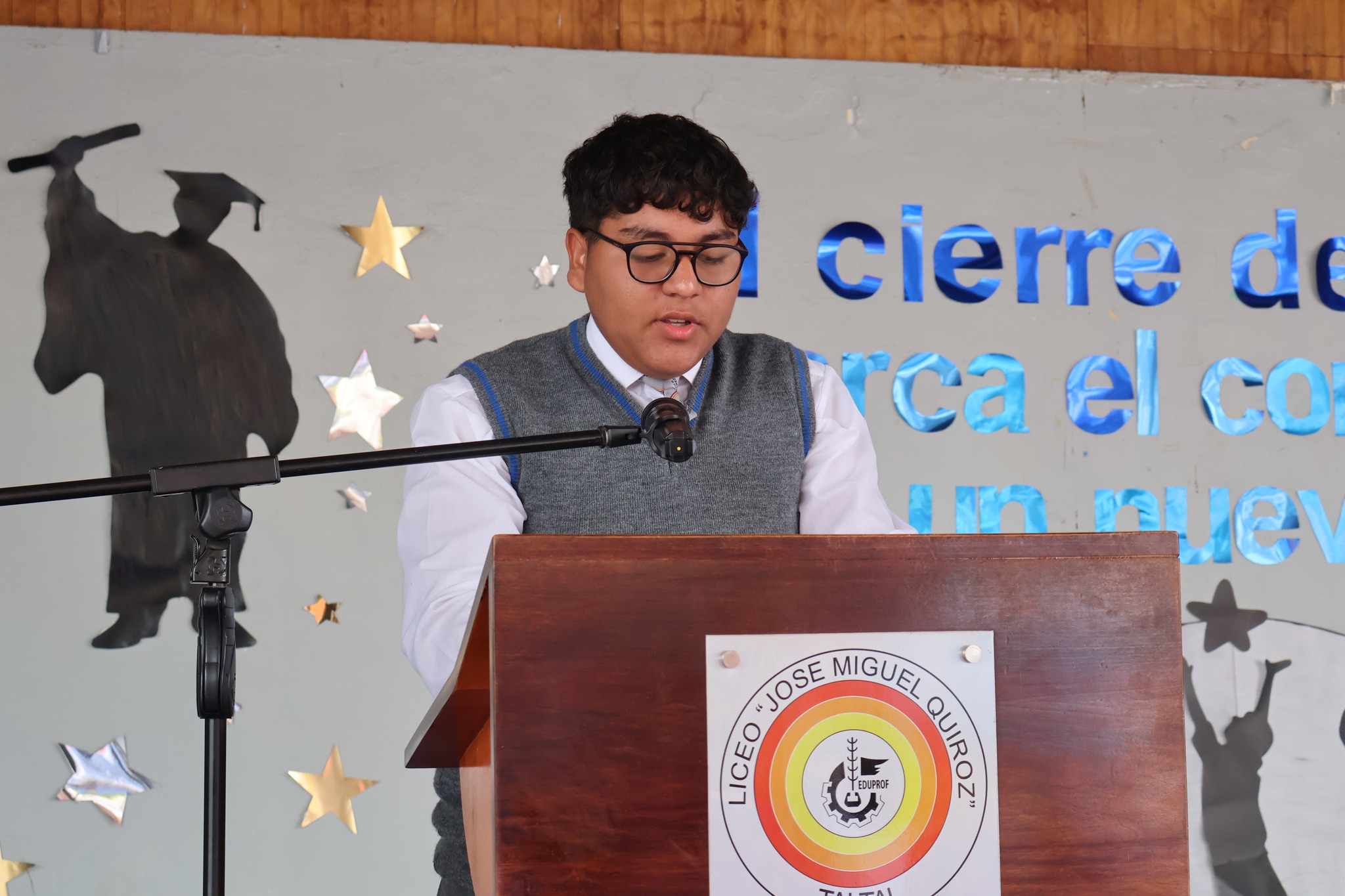 Presidente del Centro de Estudiantes Alexis Araya Alcayaga brinda discurso en la ceremonia de cierre del Liceo Politécnico José Miguel Quiroz.