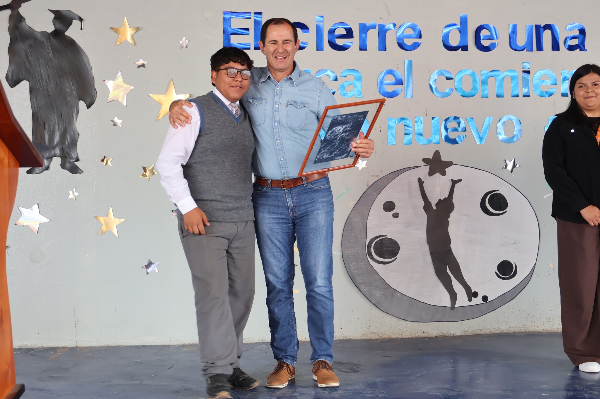 Transportes Perucci recibe distinción por su apoyo al establecimiento en ceremonia del Liceo José Miguel Quiroz.
