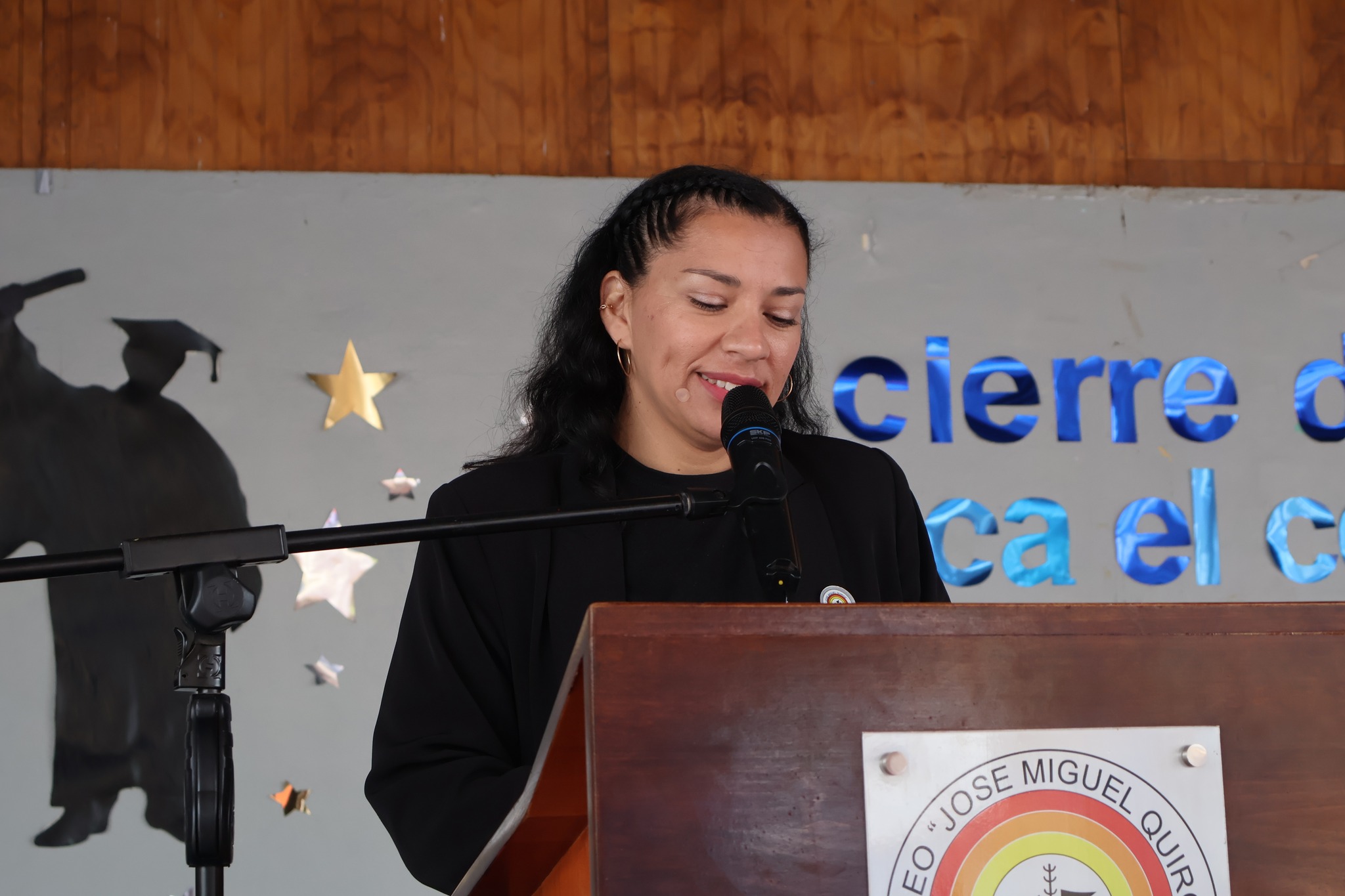 Directora Dayana Castillo entrega discurso durante la ceremonia de cierre de año del Liceo Politécnico JM Quiroz.