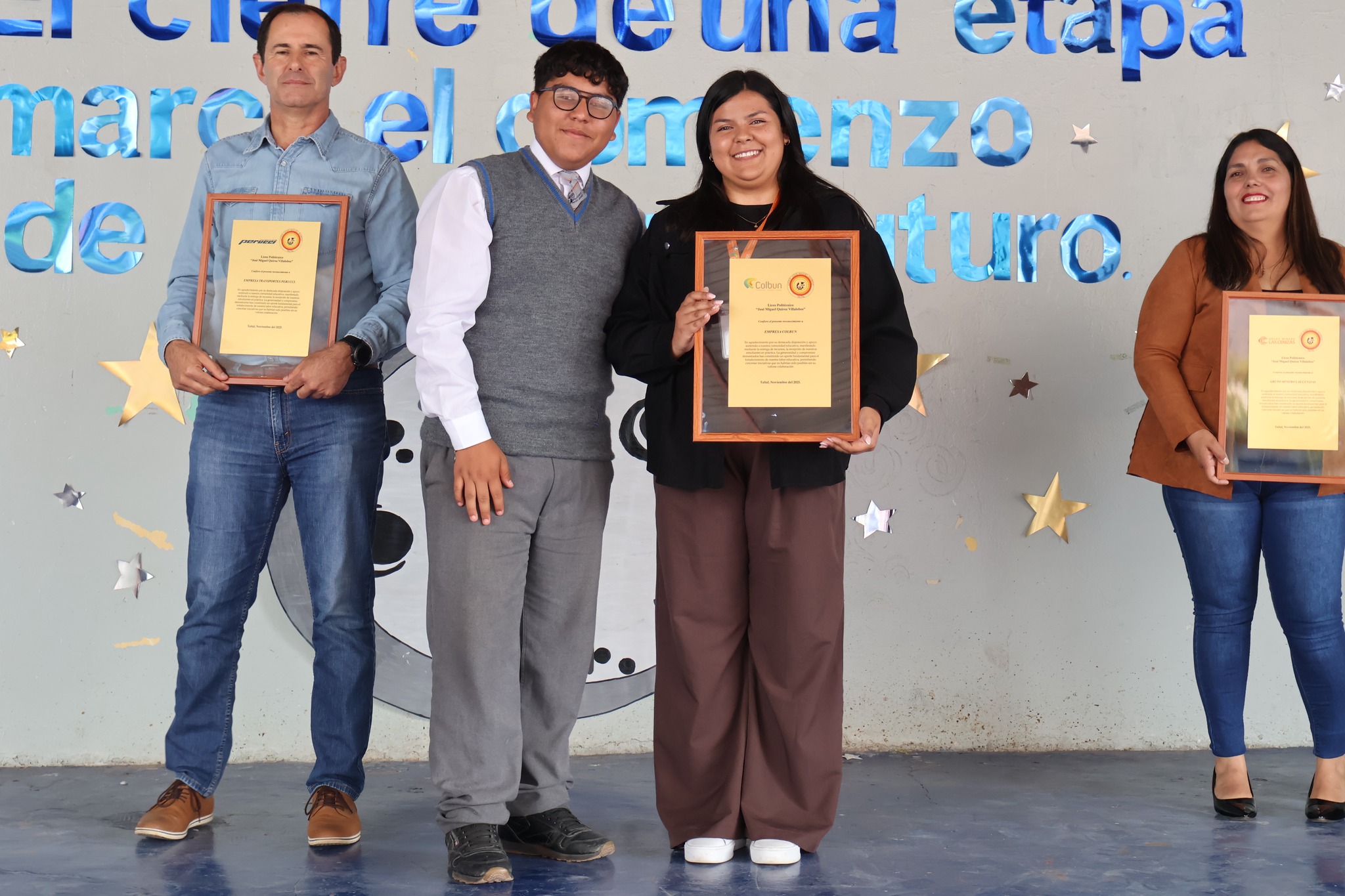 Entrega de reconocimiento a colaboradores del Liceo Politécnico José Miguel Quiroz durante la ceremonia de cierre de año en Taltal.