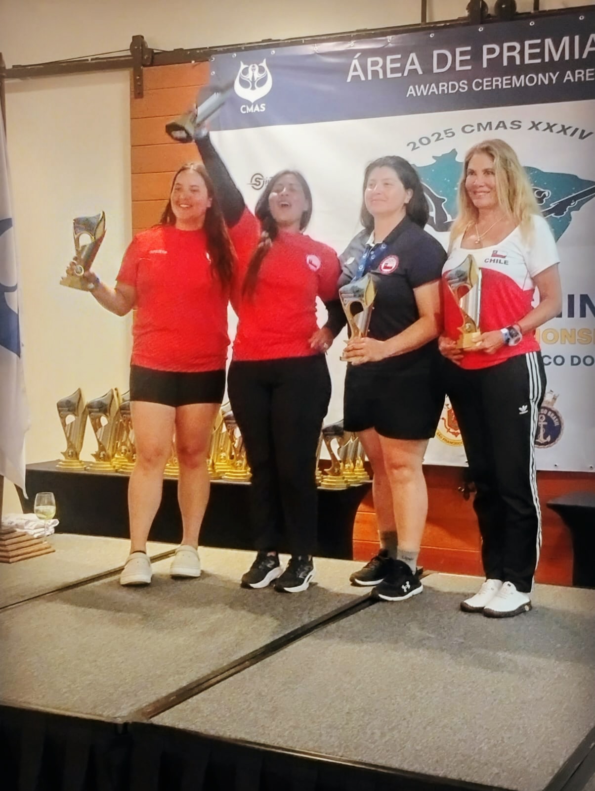 Buzas chilenas celebrando en la premiación del Mundial de Pesca Submarina CMAS 2025