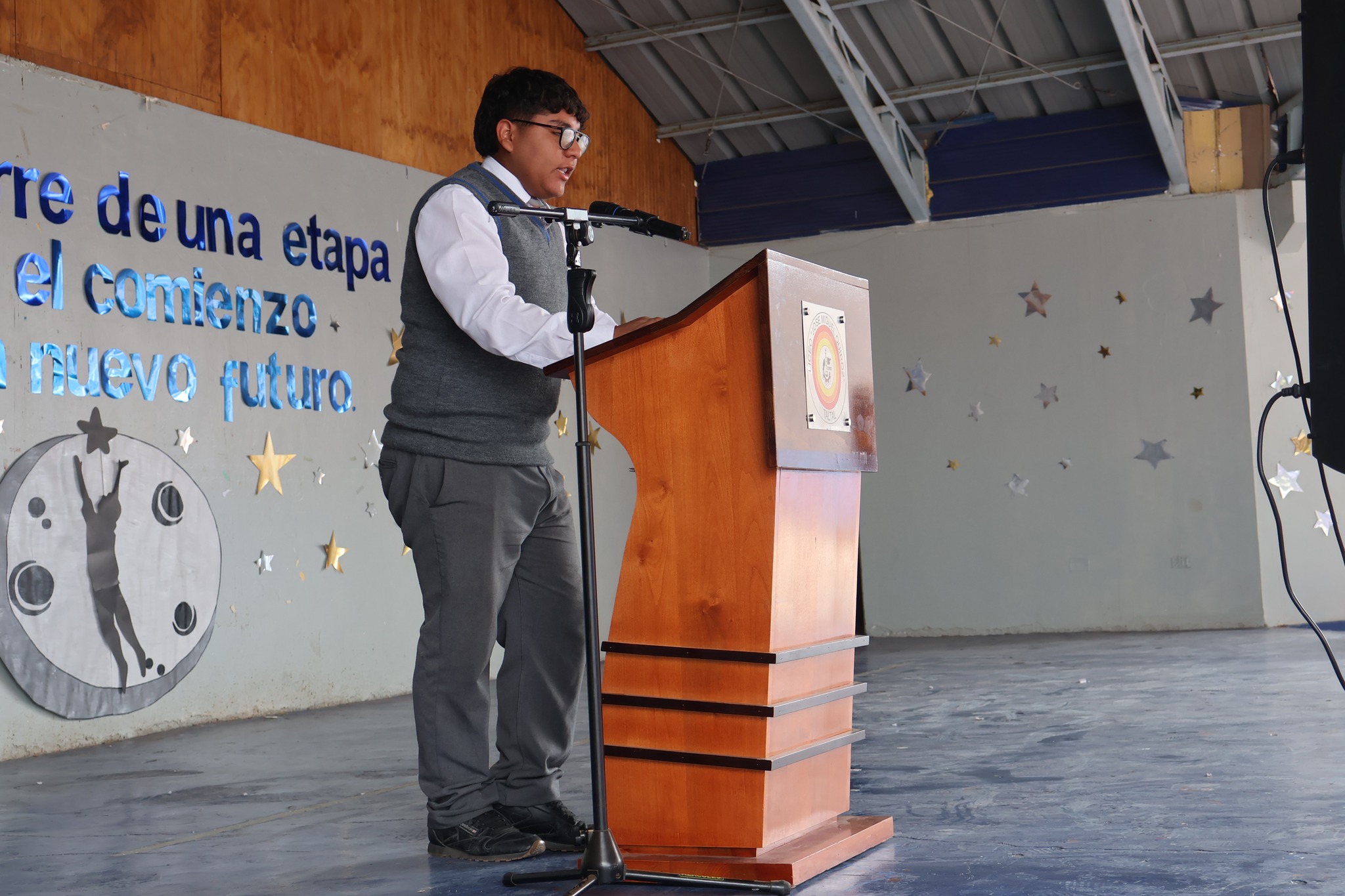 Vista lateral del discurso del Presidente del CEAL en ceremonia del Liceo José Miguel Quiroz en Taltal.