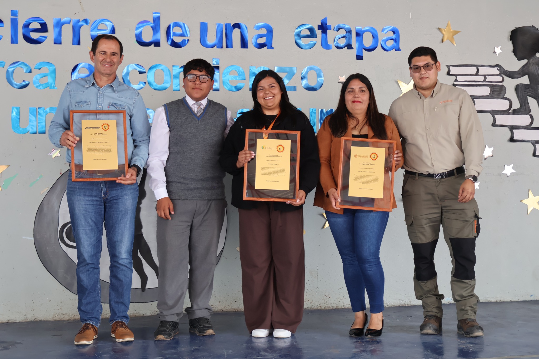 Estudiantes y representantes de empresas reciben reconocimiento del Liceo Politécnico José Miguel Quiroz en ceremonia de cierre 2025 en Taltal.