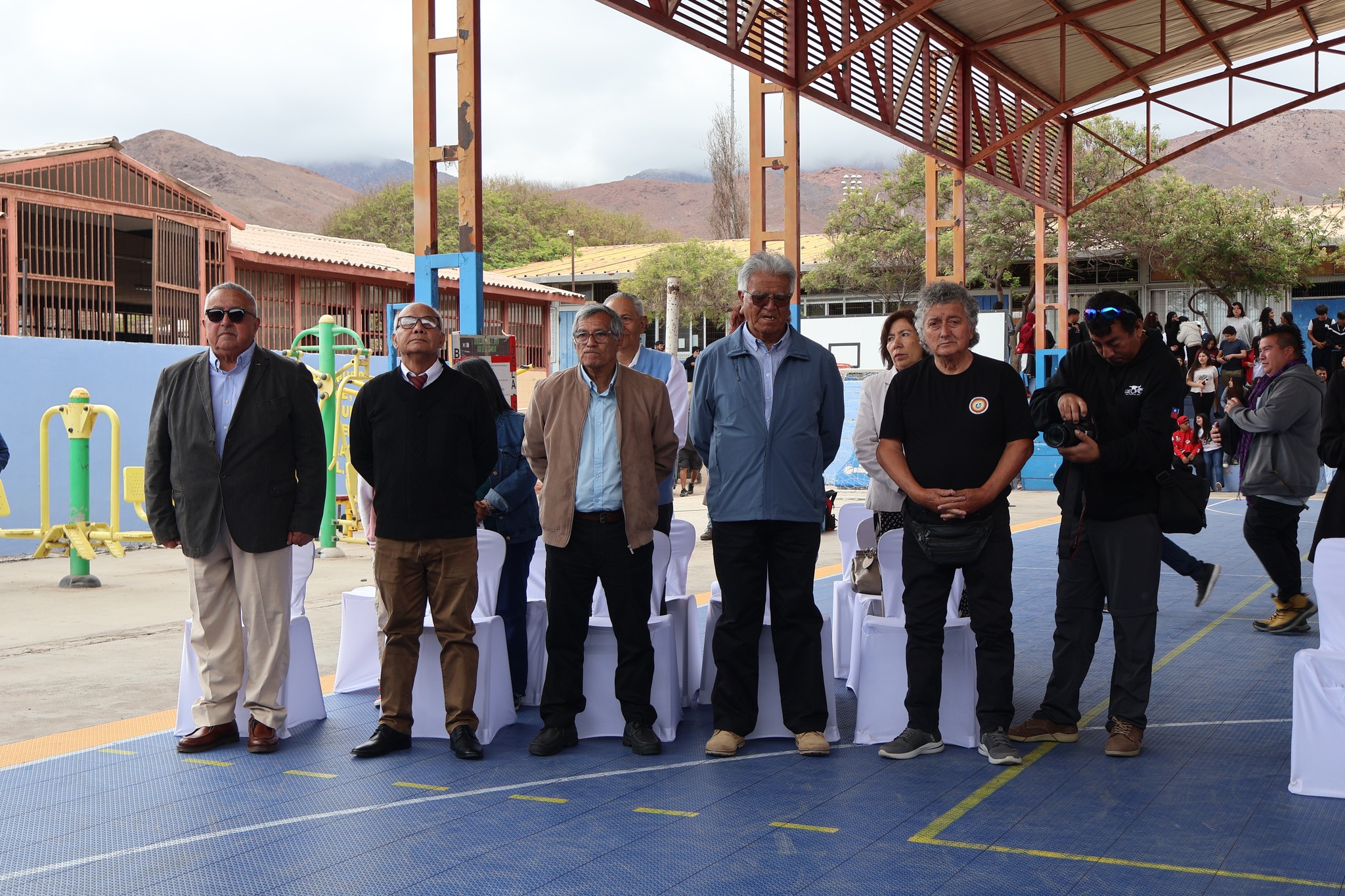 Exalumnos y exfuncionarios del Liceo Politécnico participan en la actividad de cierre de año y despedida del edificio antiguo.