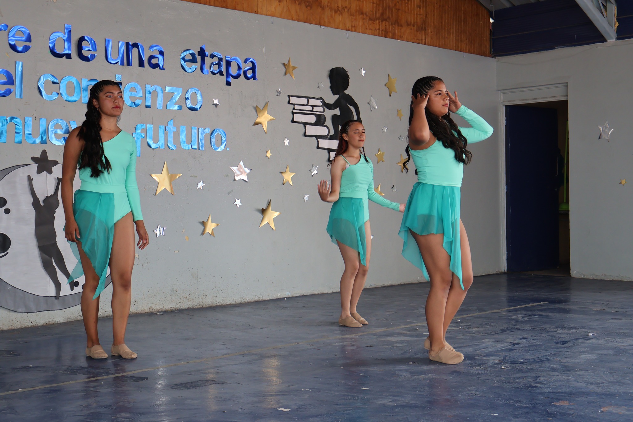 Presentación artística de tres estudiantes en la despedida del edificio histórico del Liceo Politécnico de Taltal.