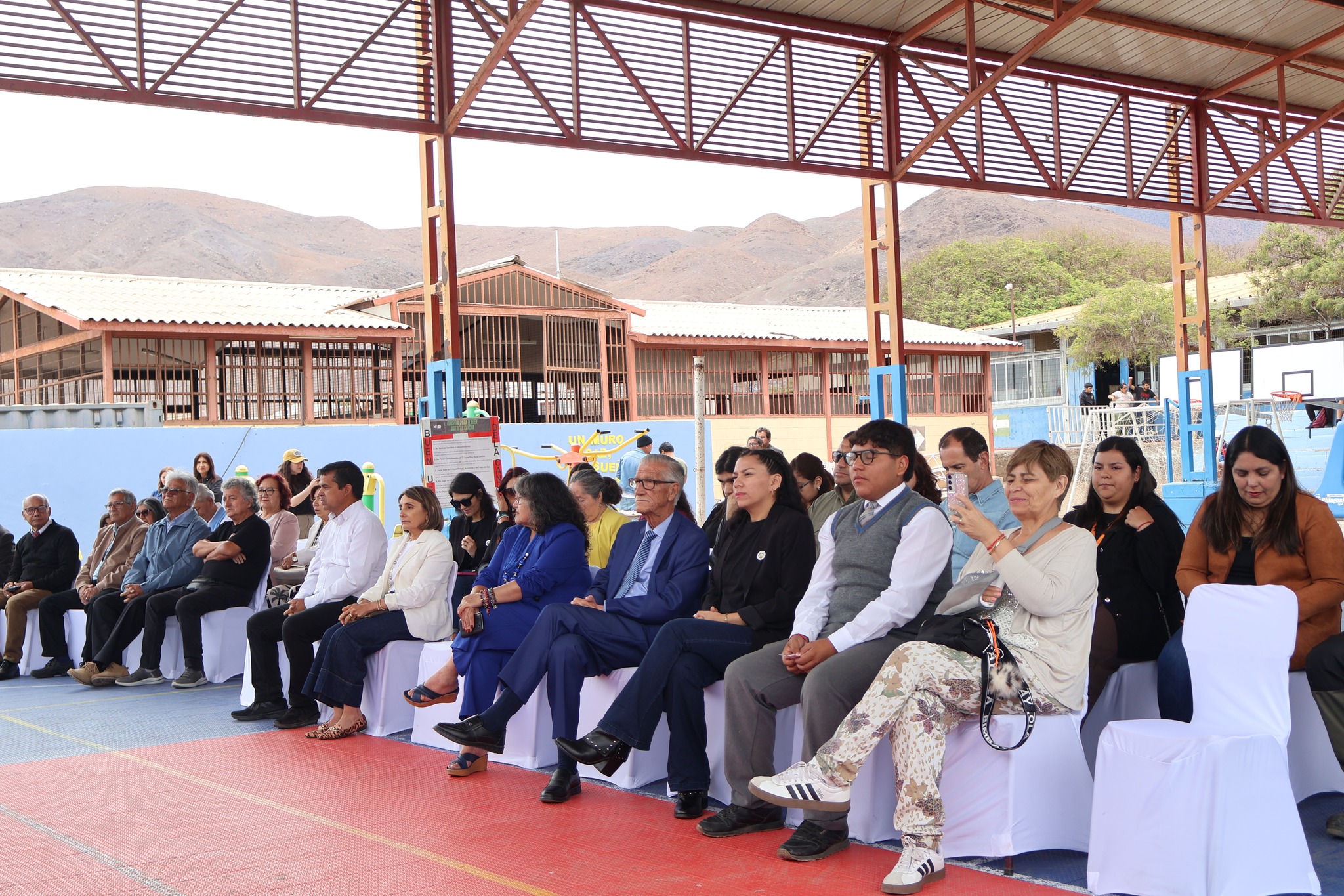 Asistentes acompañan el acto oficial de clausura del año escolar 2025 en el Liceo Politécnico José Miguel Quiroz.