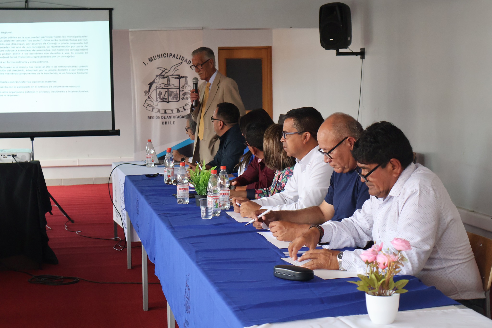 Presentación de diapositivas en la jornada AMRA con concejales de la región en Taltal.
