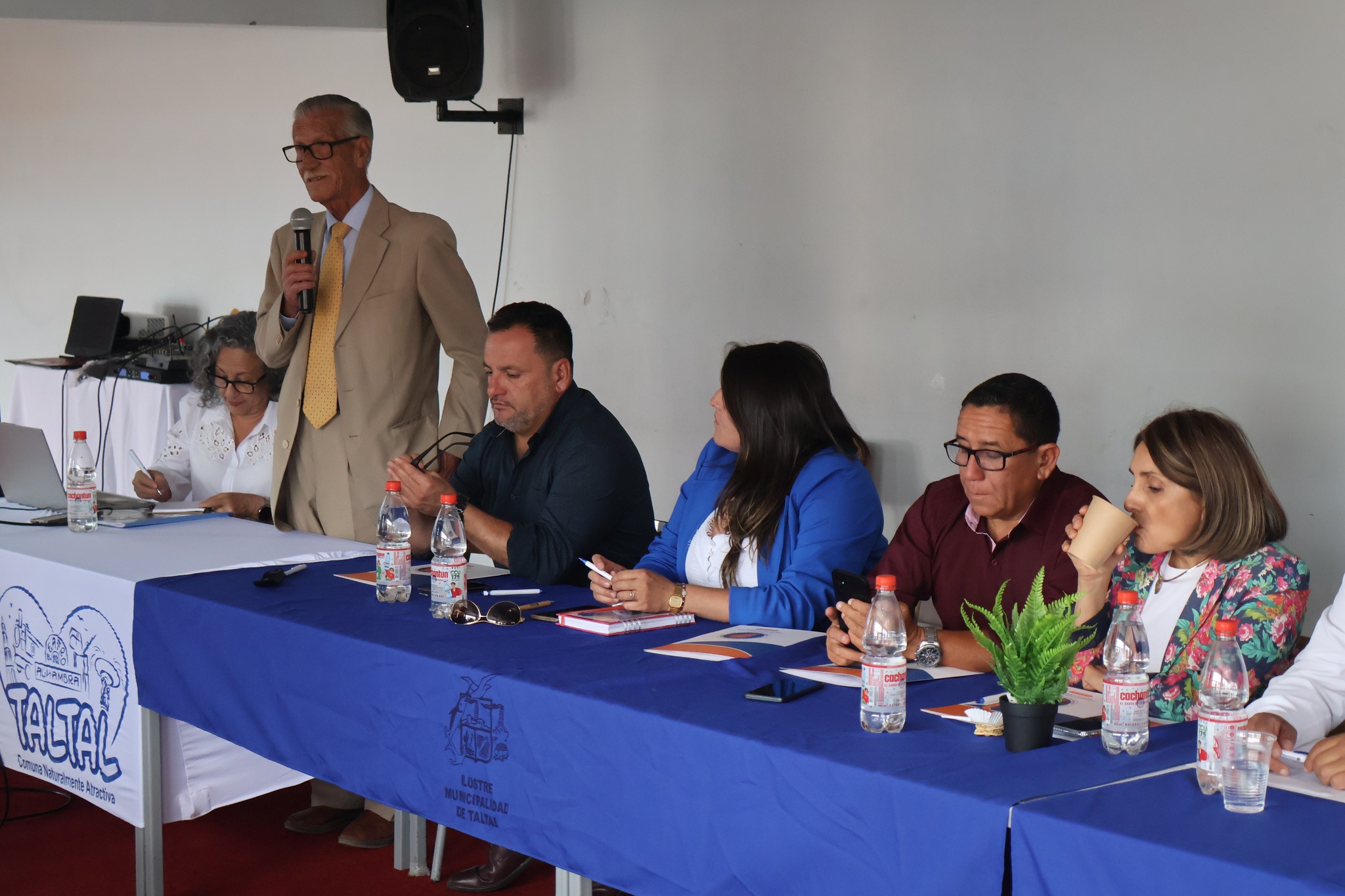 Exposición del alcalde Mario Acuña junto a concejales y autoridades en jornada AMRA Taltal.
