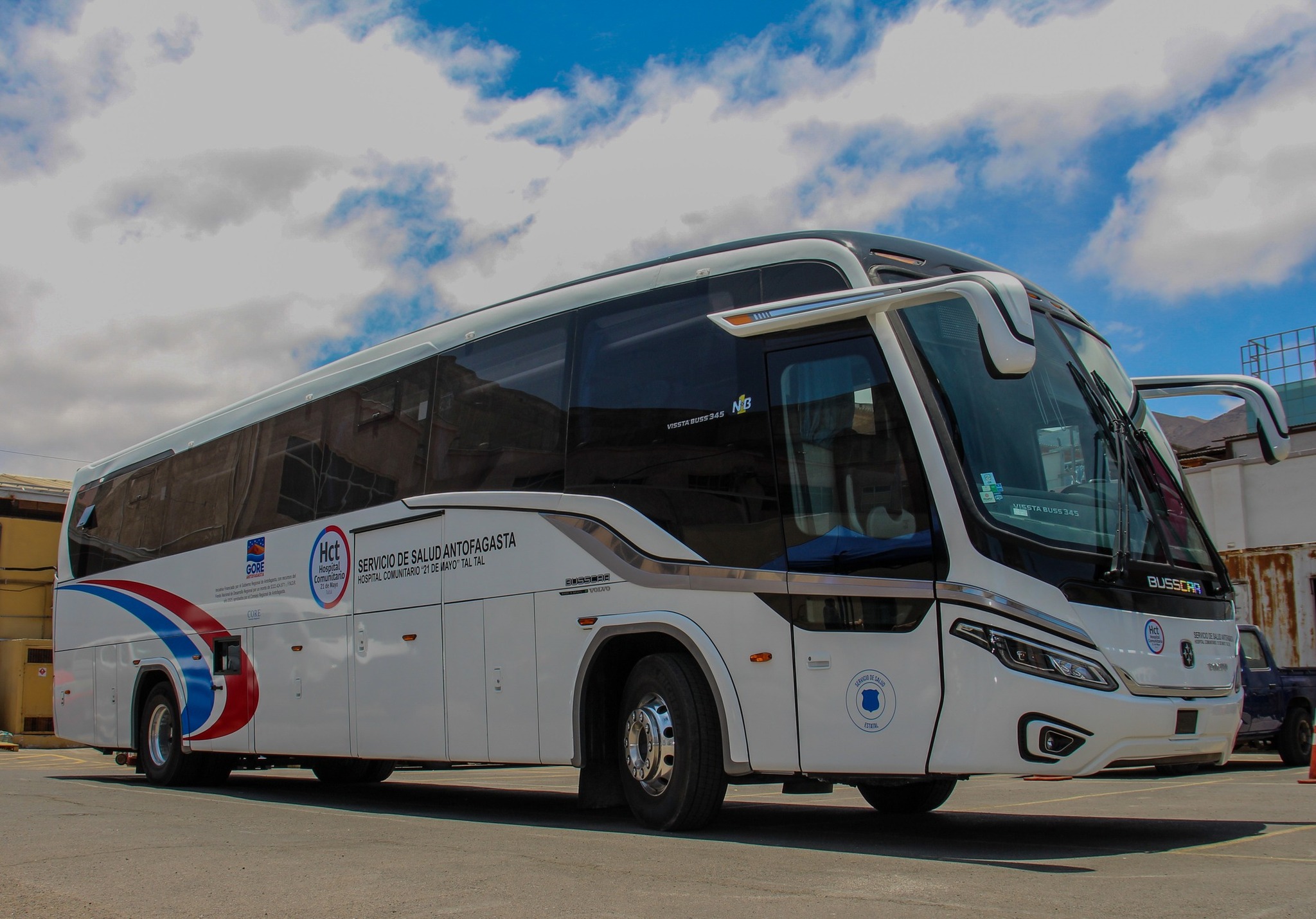 Nuevo bus Volvo destinado al transporte de pacientes del Hospital Comunitario 21 de Mayo de Taltal, financiado por el Gobierno Regional de Antofagasta..