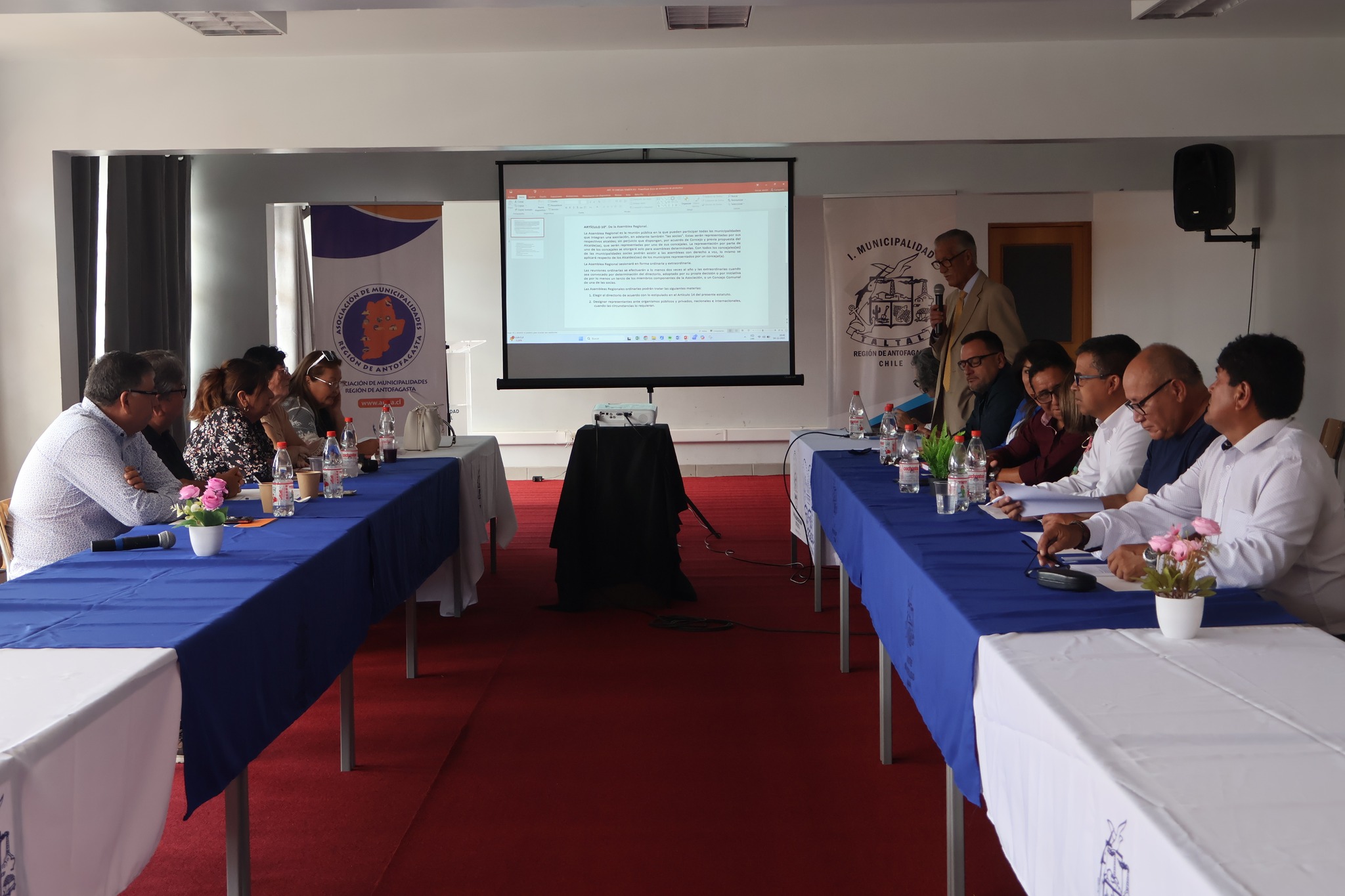 Participantes de la asamblea AMRA analizando documentos y acuerdos regionales.