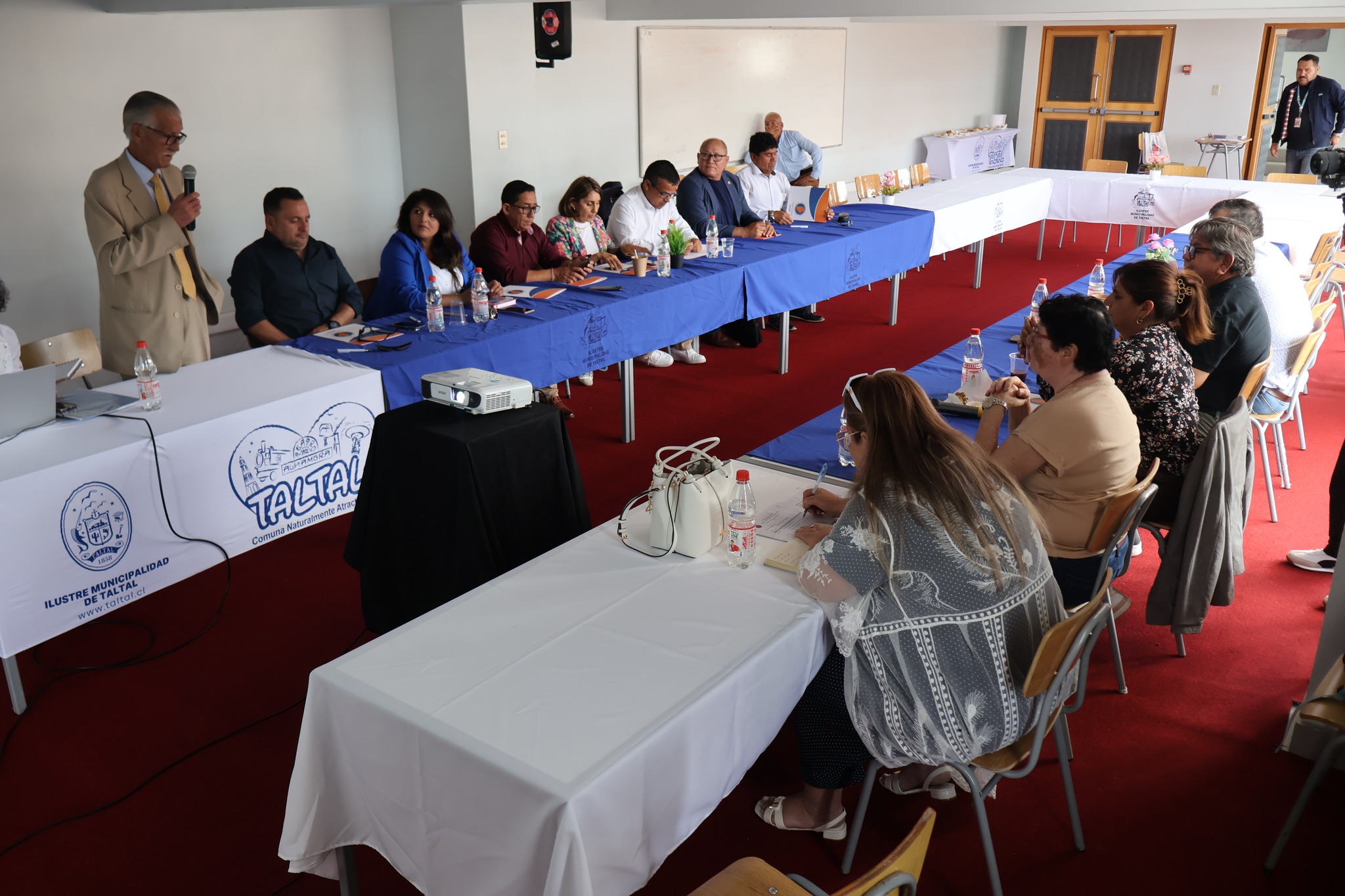 Vista general de la asamblea AMRA realizada en el Centro Cultural de Taltal.
