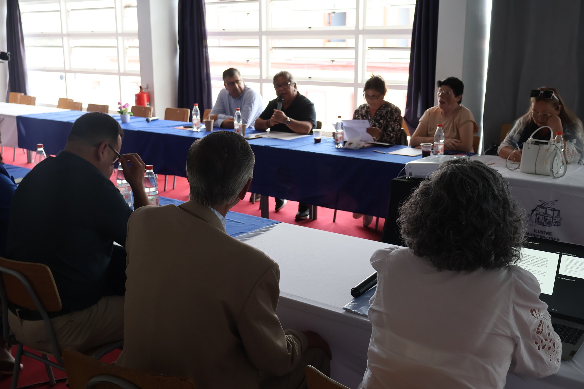 Concejal leyendo documento oficial durante asamblea AMRA en Taltal.