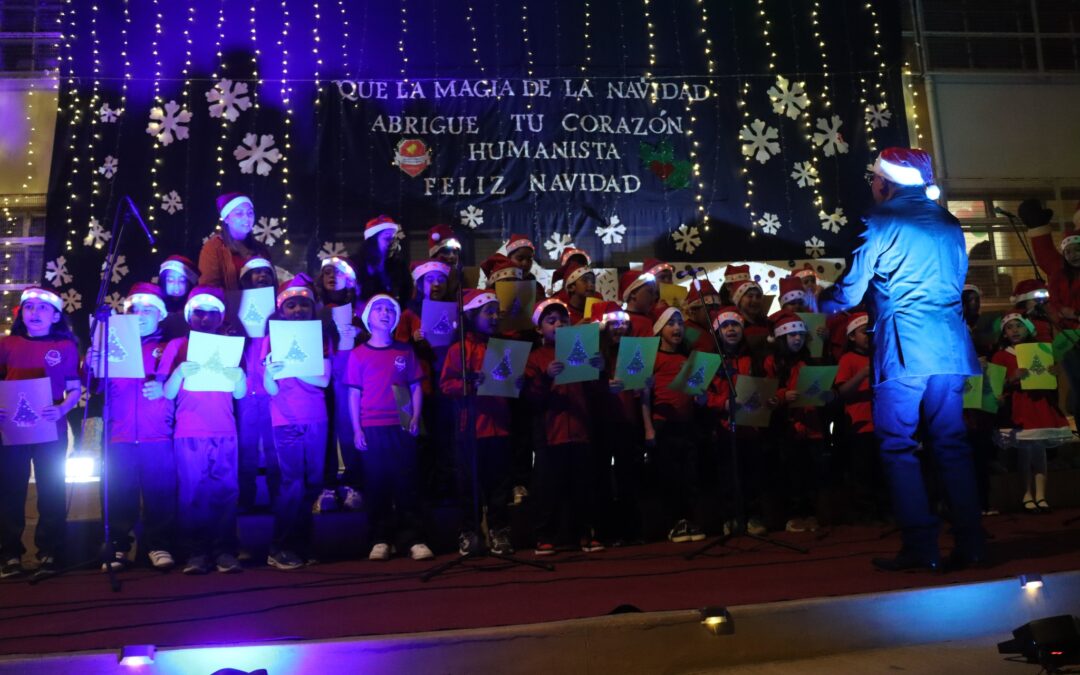 Estudiantes de la Escuela Humanista Víctor Hugo Carvajal Meza emocionan con tradicional presentación de villancicos navideños