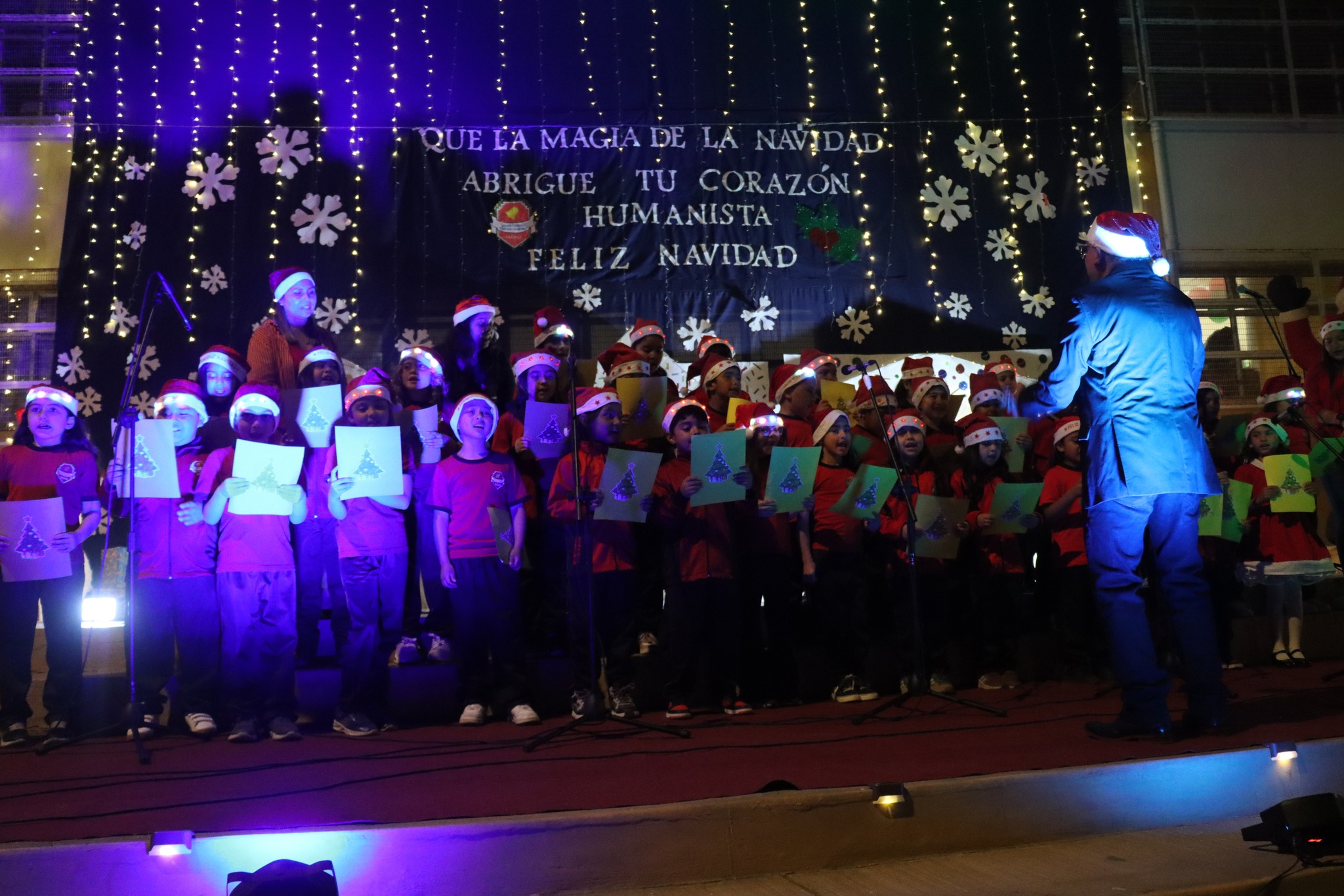 Presentación de villancicos navideños emociona a la comunidad de la Escuela Humanista Víctor Hugo Carvajal Meza