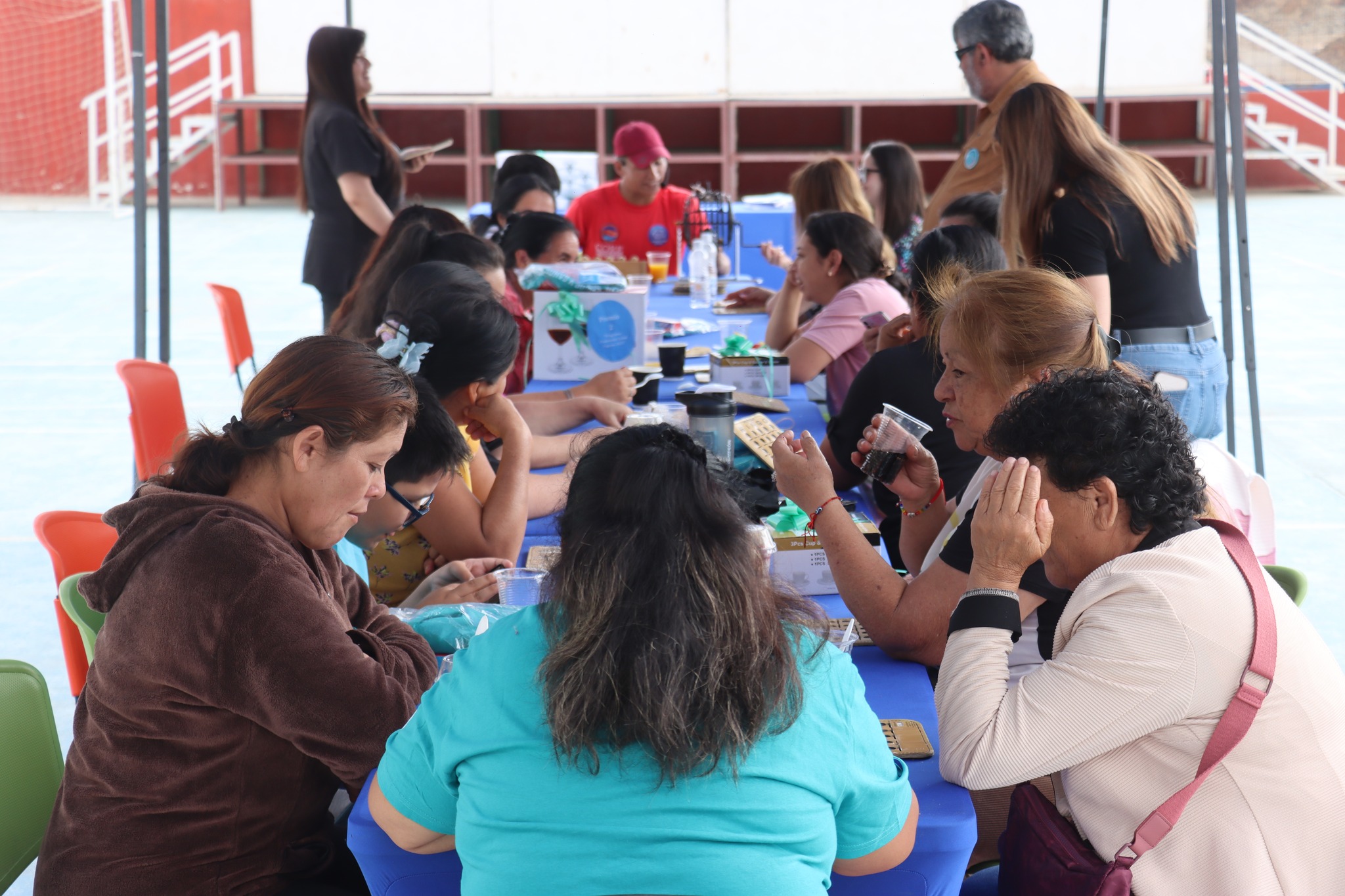 Mesa completa de participantes jugando bingo comunitario en Paposo.Mesa completa de participantes jugando bingo comunitario en Paposo.
