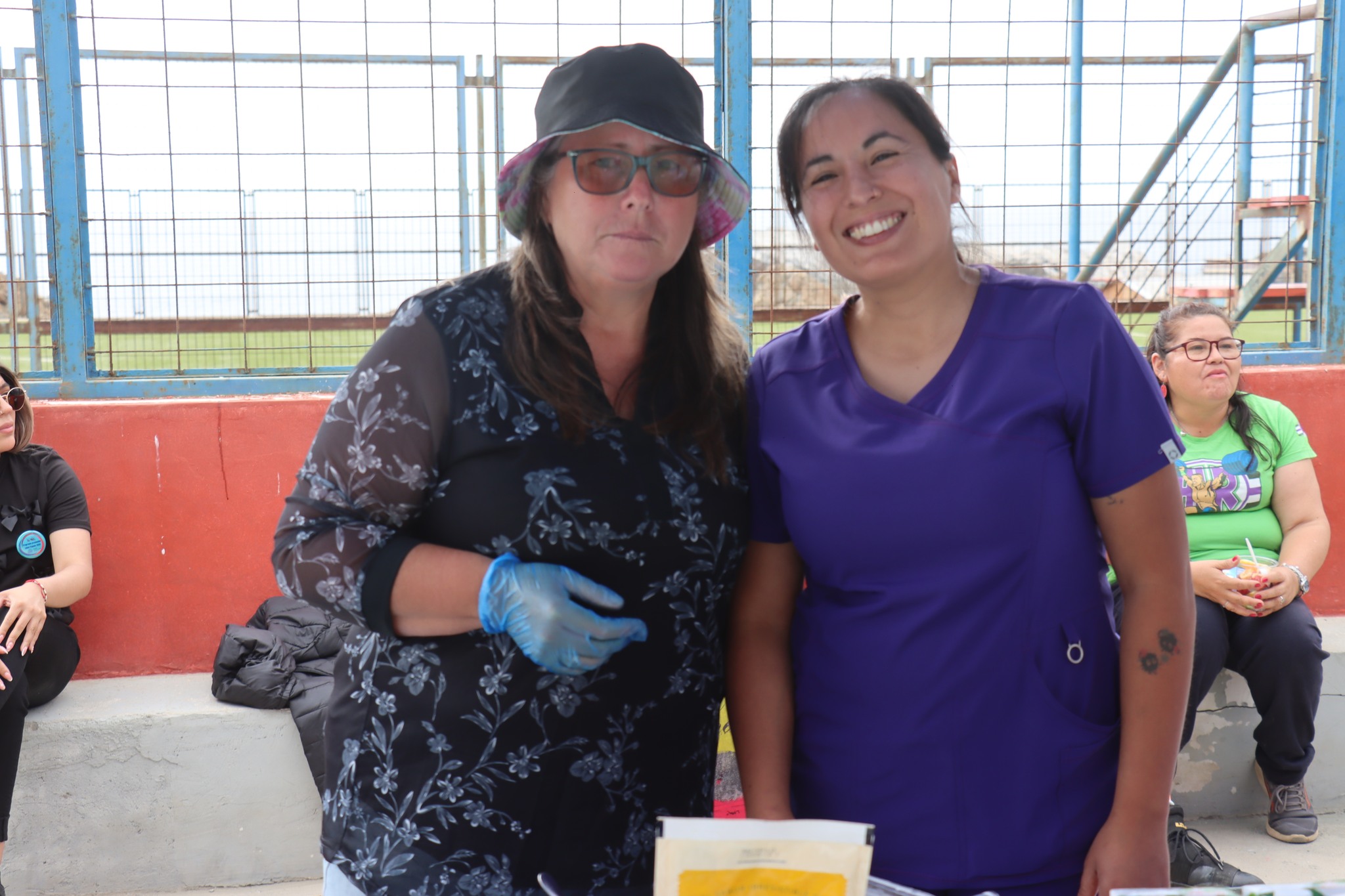Mujeres del equipo de salud de Paposo atendiendo en stand informativo del Programa de Promoción de la Salud 2025.
