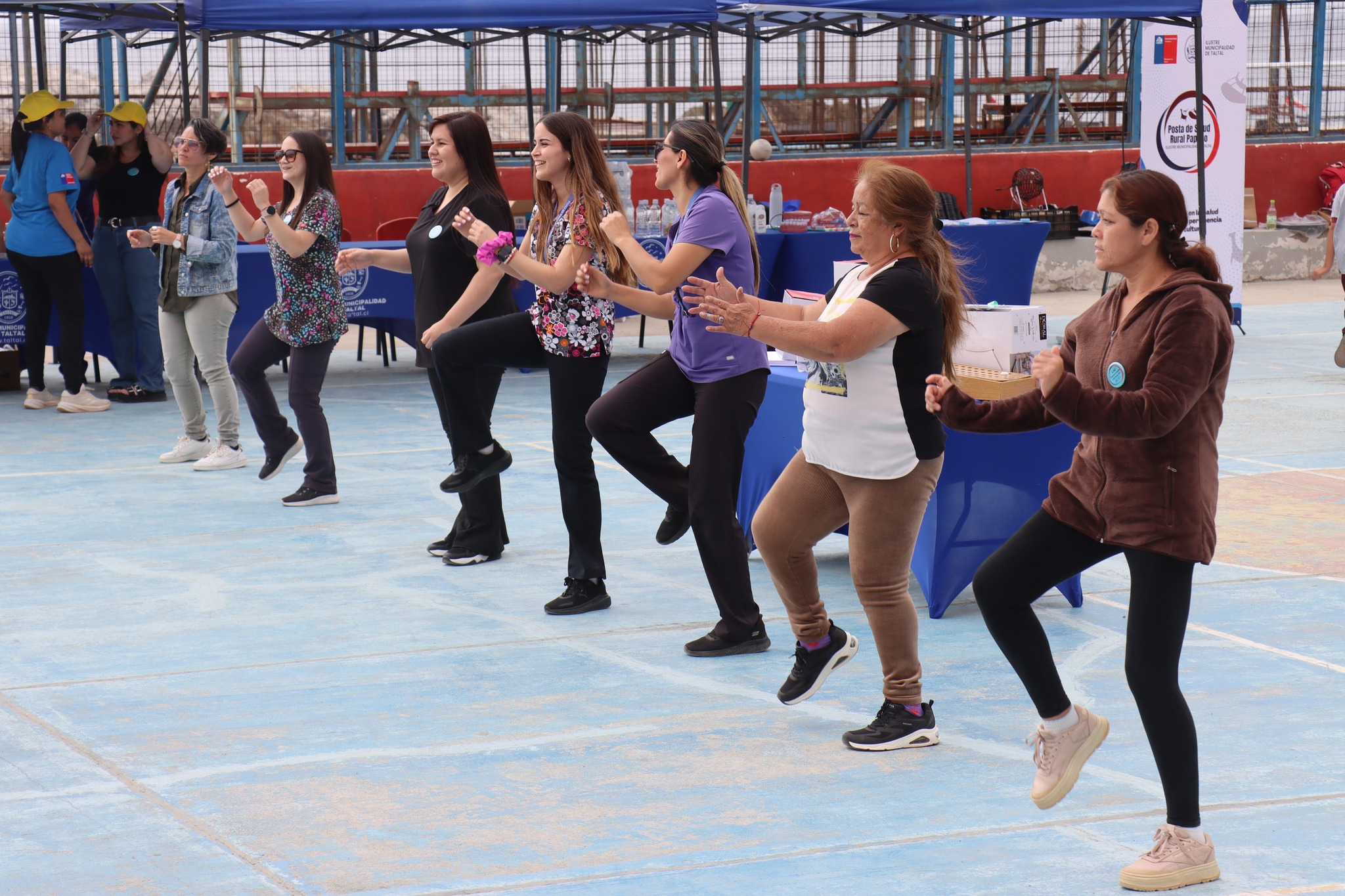 Participantes siguiendo rutina de actividad física en baile entretenido.