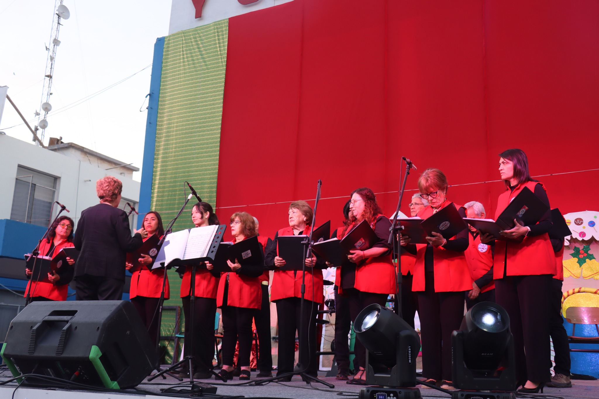Coro de Cámara de Taltal interpretando villancicos en la Plaza de Armas durante la actividad navideña.