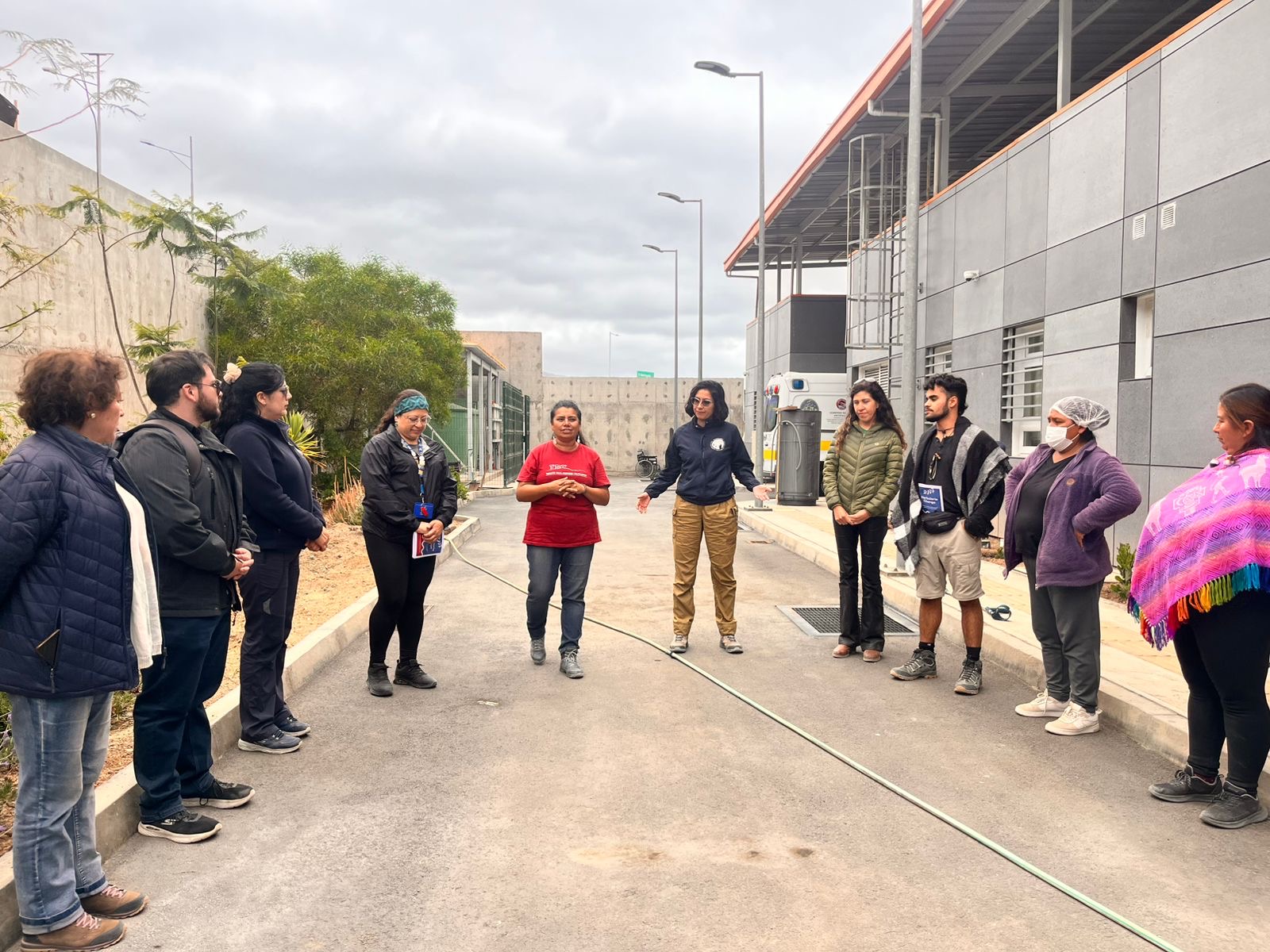 Momento de reflexión y agradecimiento a la tierra durante salida a terreno de la Jornada Regional de Medicina Ancestral en Taltal.