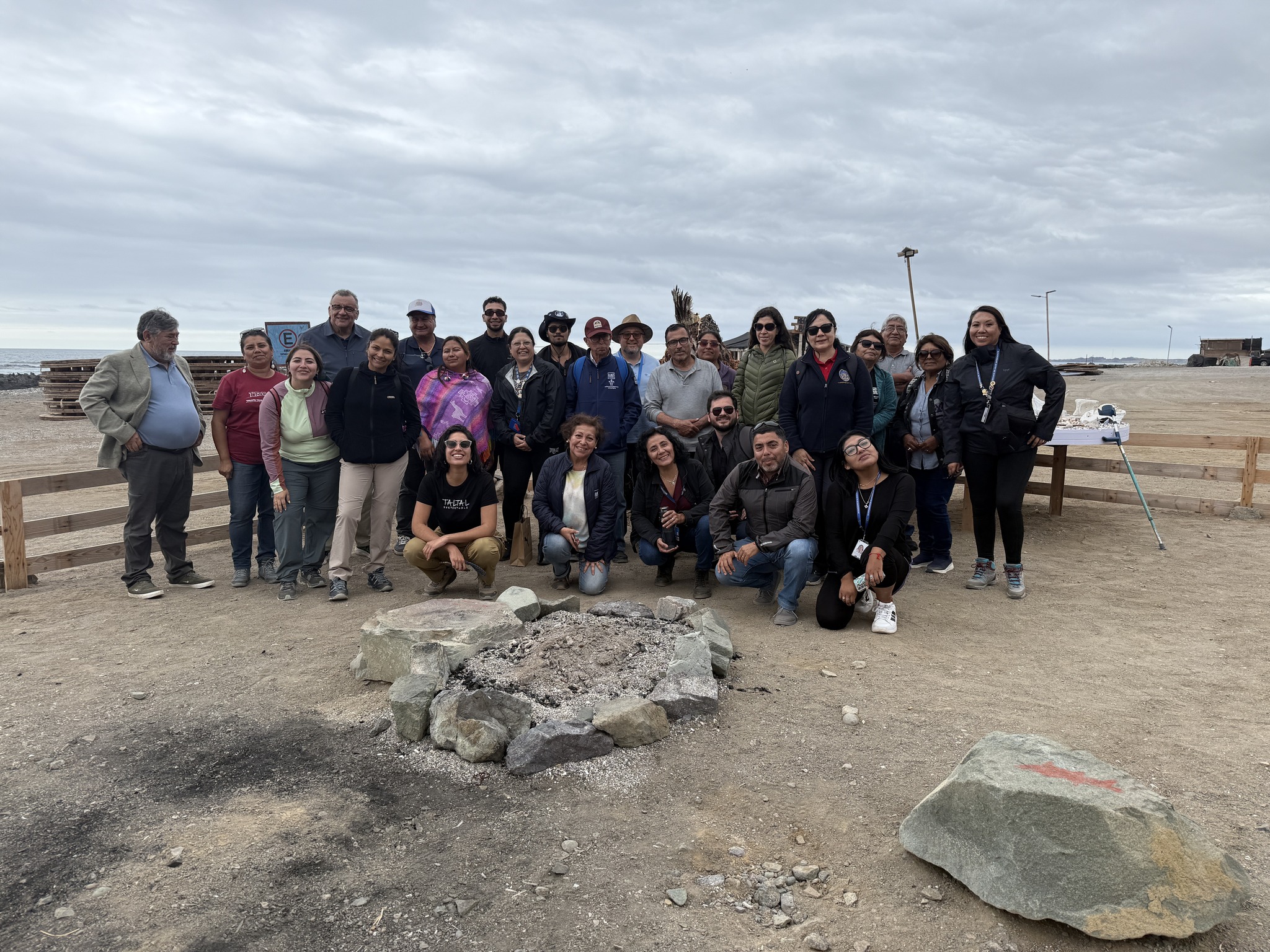 Comunidades Changas y equipos de salud reunidos en el borde costero de Taltal durante la Jornada Regional de Medicina Ancestral.