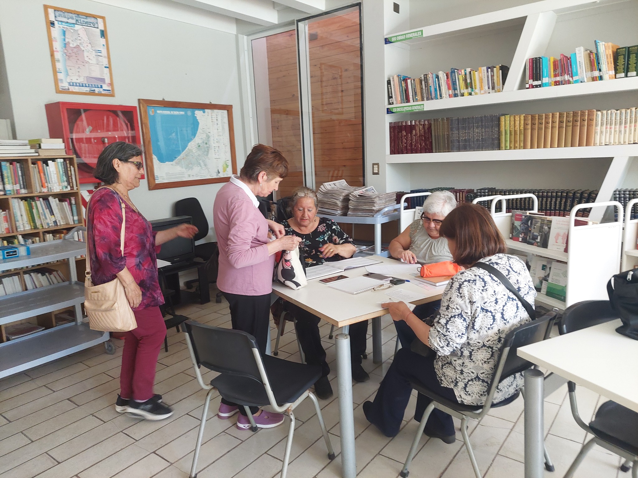 Adultos mayores de distintos clubes participan en la reactivación de la Unión Comunal de Clubes de Adulto Mayor de Taltal durante jornada comunitaria.