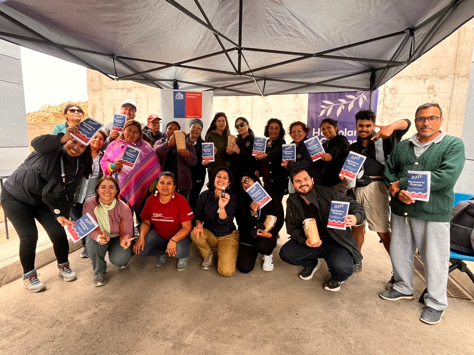 Participantes de la Jornada Regional de Medicina Ancestral del Pueblo Chango posan con materiales elaborados durante la actividad en Taltal.