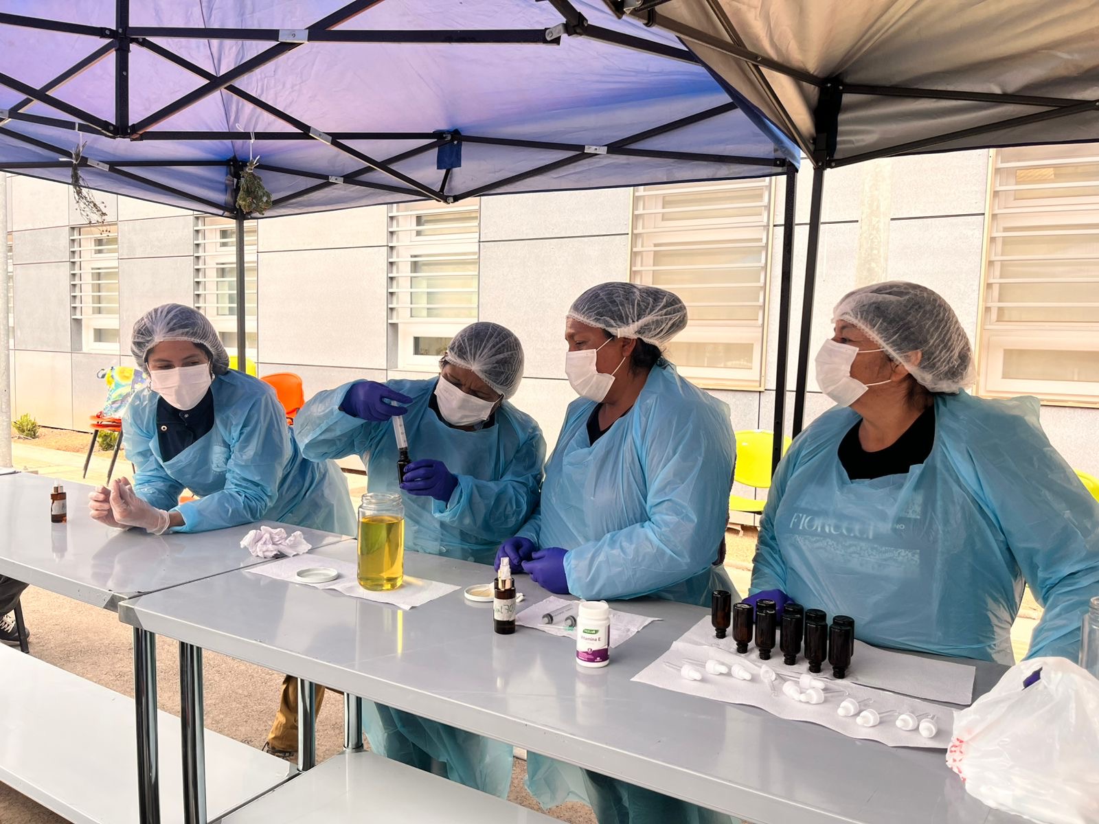 Funcionarias de salud y participantes elaboran macerados de hierbas medicinales durante taller práctico en el marco del programa PESPI en Taltal