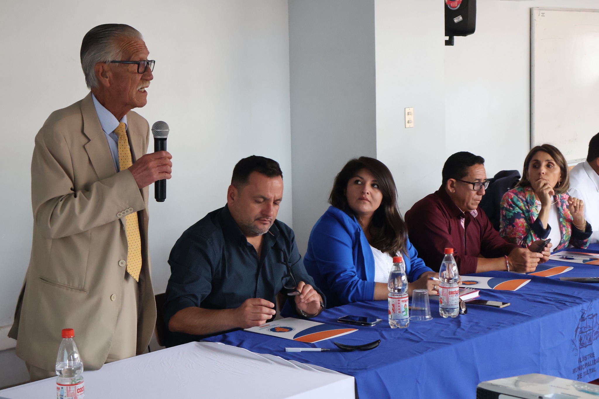 Autoridades municipales y regionales durante la apertura de las jornadas AMRA 2025 en el Centro Cultural de Taltal, encabezadas por el alcalde Mario Acuña Villalobos.
