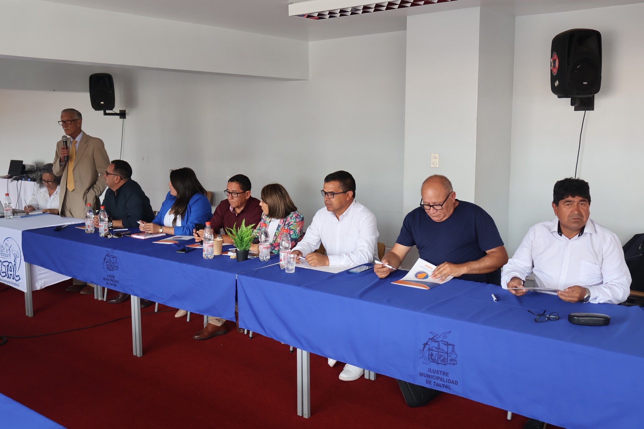 Reunión regional de AMRA en Taltal con autoridades y concejales durante la sesión de apertura.